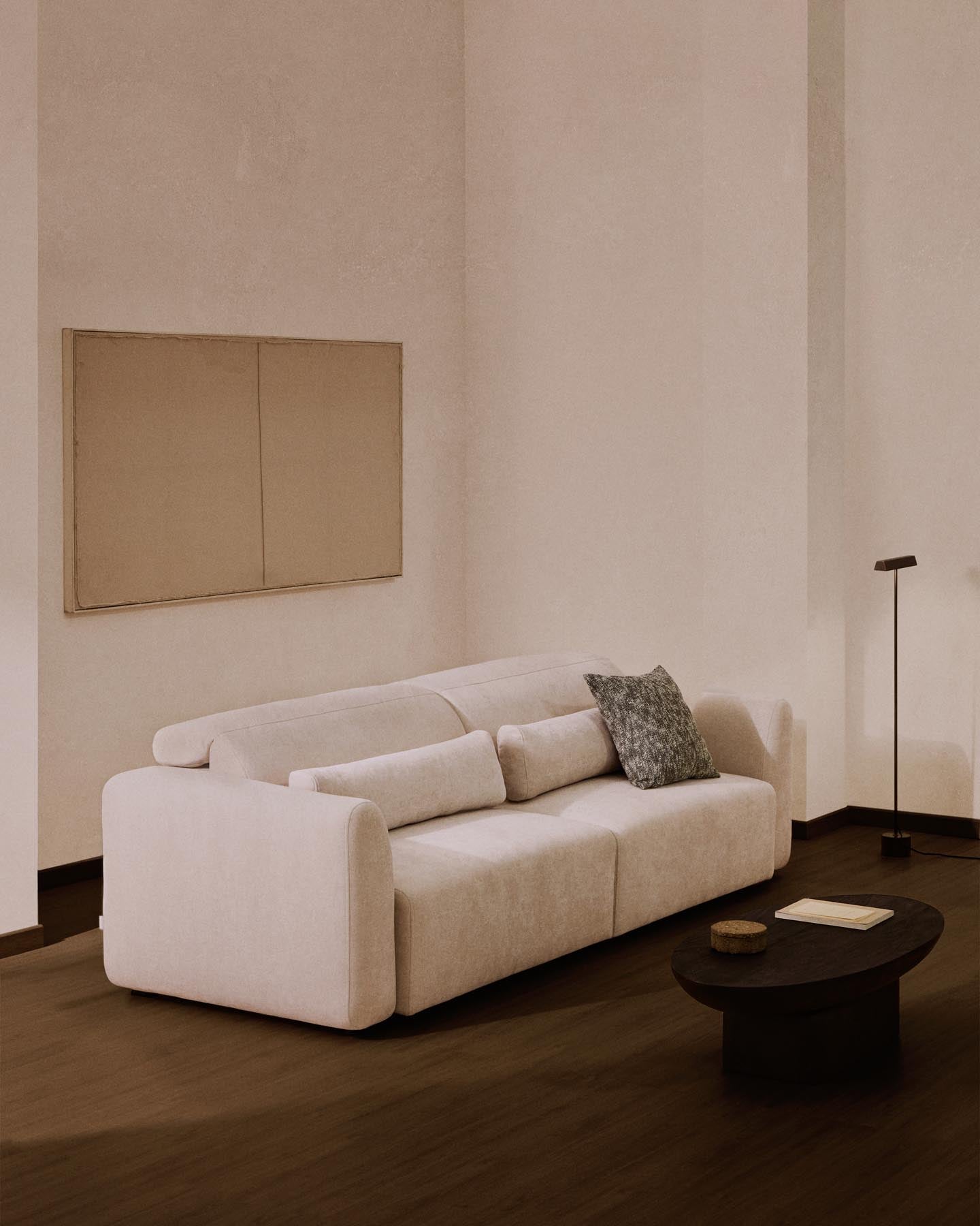 4-Sitzer-Sofa Lares mit elektrisch ausfahrbaren Sitzen und verstellbarer Kopfstütze in beiger Chenille, 290 cm in Beige präsentiert im Onlineshop von KAQTU Design AG. 4er Sofa ist von Kave Home