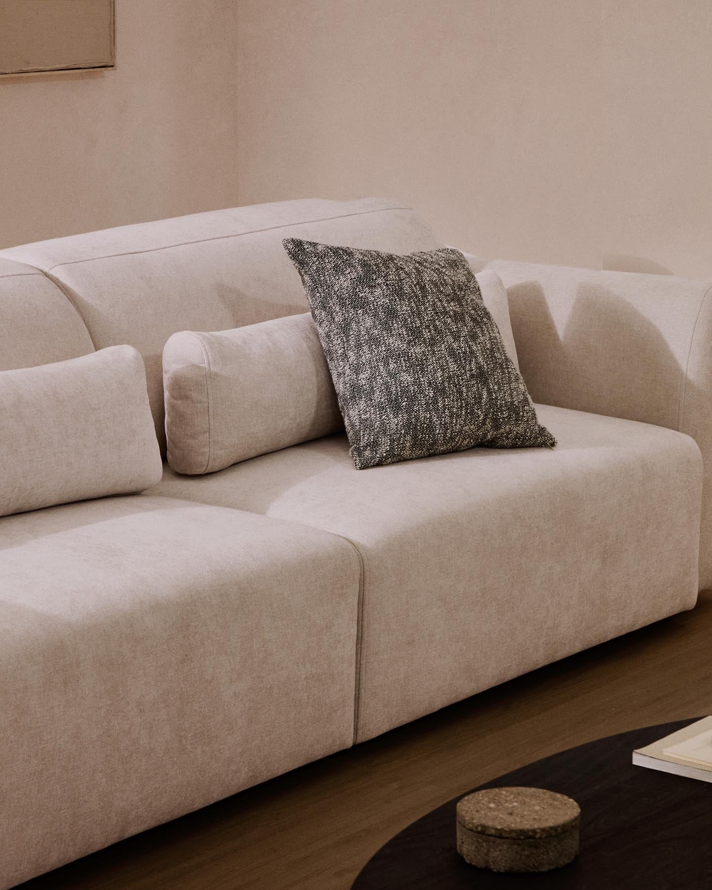 4-Sitzer-Sofa Lares mit elektrisch ausfahrbaren Sitzen und verstellbarer Kopfstütze in beiger Chenille, 290 cm in Beige präsentiert im Onlineshop von KAQTU Design AG. 4er Sofa ist von Kave Home