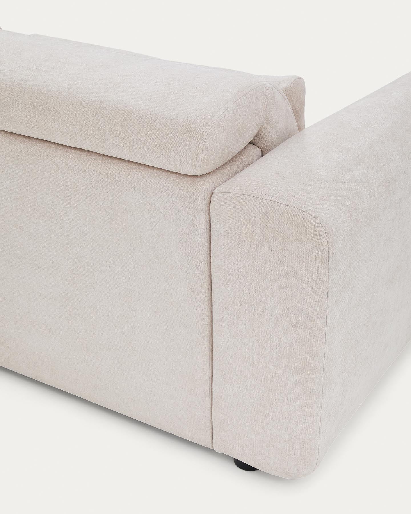 5-Sitzer-Sofa Lares mit elektrisch ausfahrbaren Sitzen und verstellbarer Kopfstütze in beiger Chenille, 335 cm in Beige präsentiert im Onlineshop von KAQTU Design AG. 5er Sofa ist von Kave Home