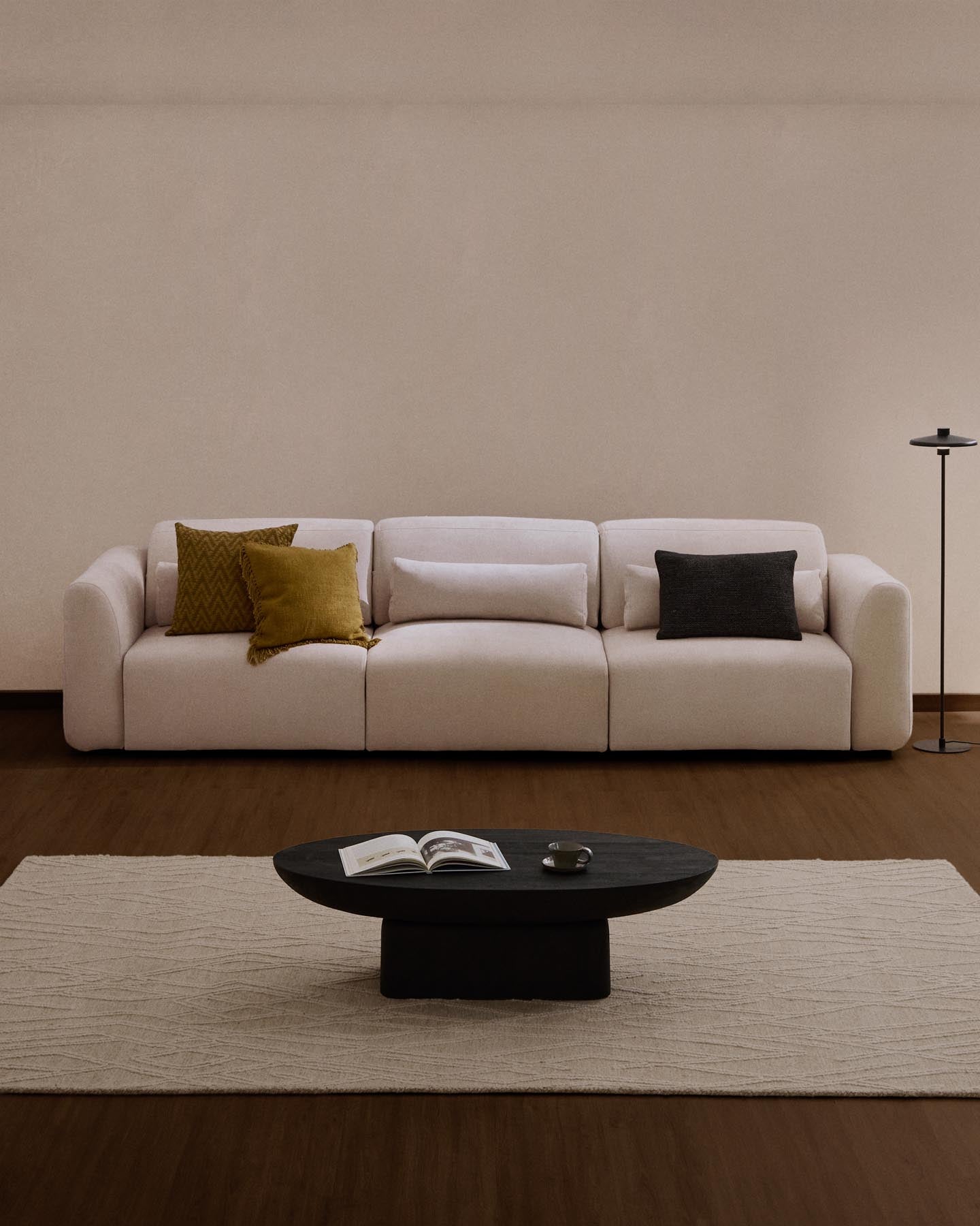 5-Sitzer-Sofa Lares mit elektrisch ausfahrbaren Sitzen und verstellbarer Kopfstütze in beiger Chenille, 335 cm in Beige präsentiert im Onlineshop von KAQTU Design AG. 5er Sofa ist von Kave Home
