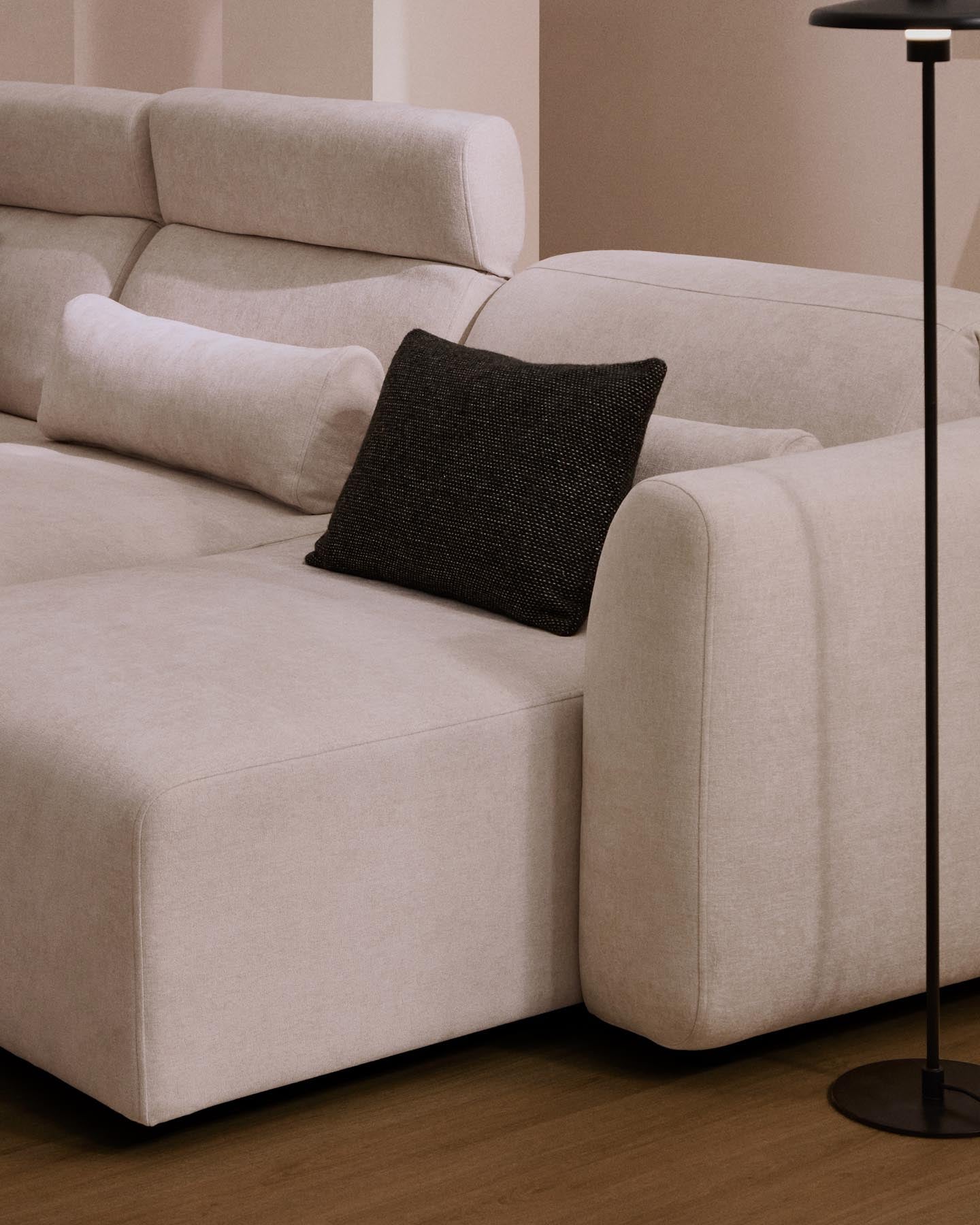 5-Sitzer-Sofa Lares mit elektrisch ausfahrbaren Sitzen und verstellbarer Kopfstütze in beiger Chenille, 335 cm in Beige präsentiert im Onlineshop von KAQTU Design AG. 5er Sofa ist von Kave Home