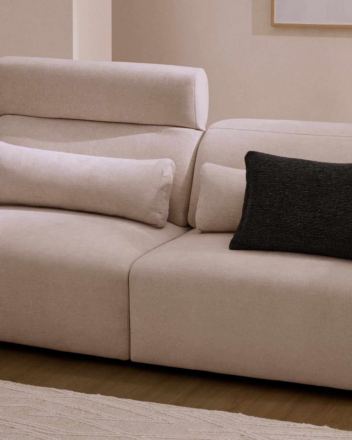 5-Sitzer-Sofa Lares mit elektrisch ausfahrbaren Sitzen und verstellbarer Kopfstütze in beiger Chenille, 335 cm in Beige präsentiert im Onlineshop von KAQTU Design AG. 5er Sofa ist von Kave Home