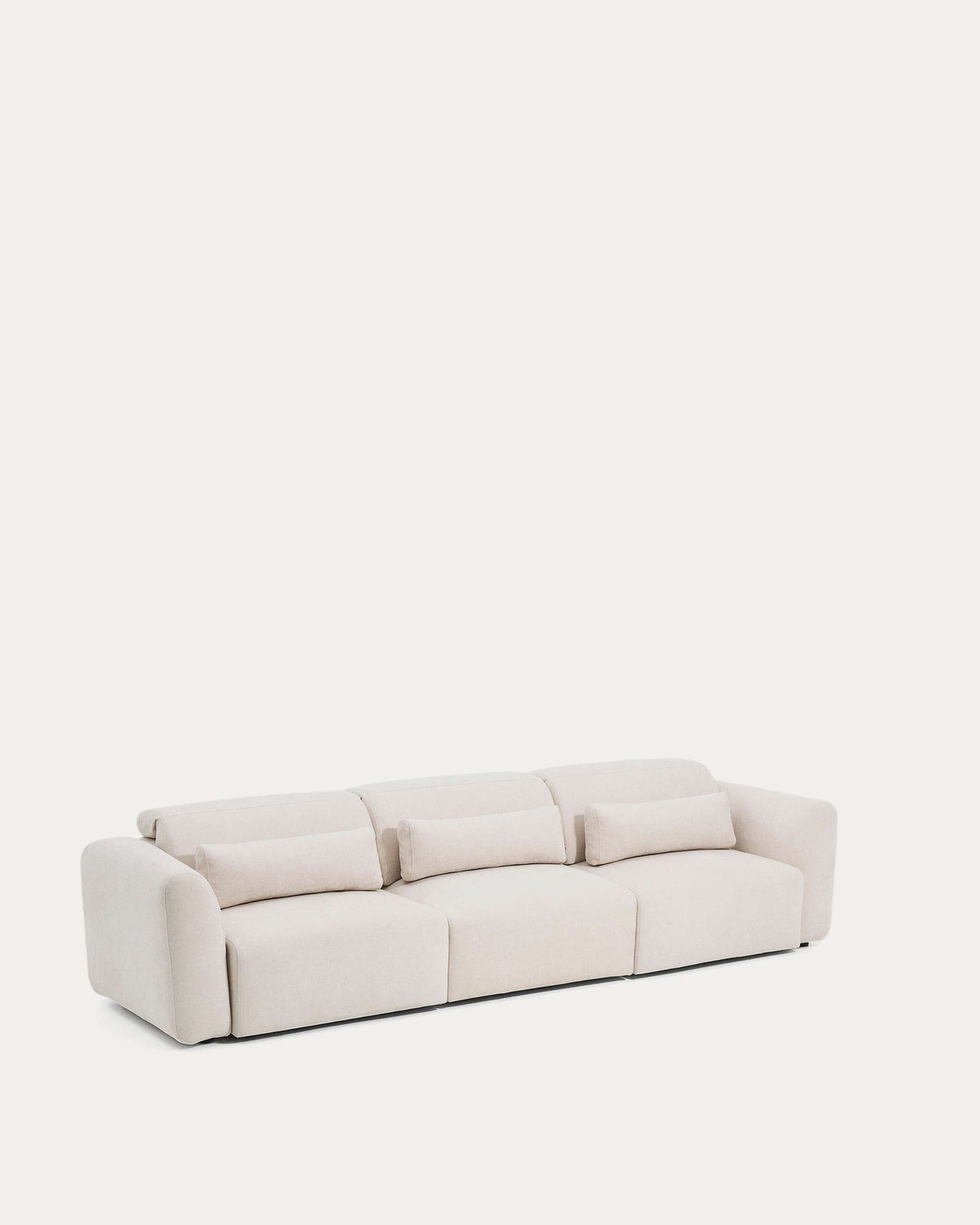 5-Sitzer-Sofa Lares mit elektrisch ausfahrbaren Sitzen und verstellbarer Kopfstütze in beiger Chenille, 335 cm in Beige präsentiert im Onlineshop von KAQTU Design AG. 5er Sofa ist von Kave Home