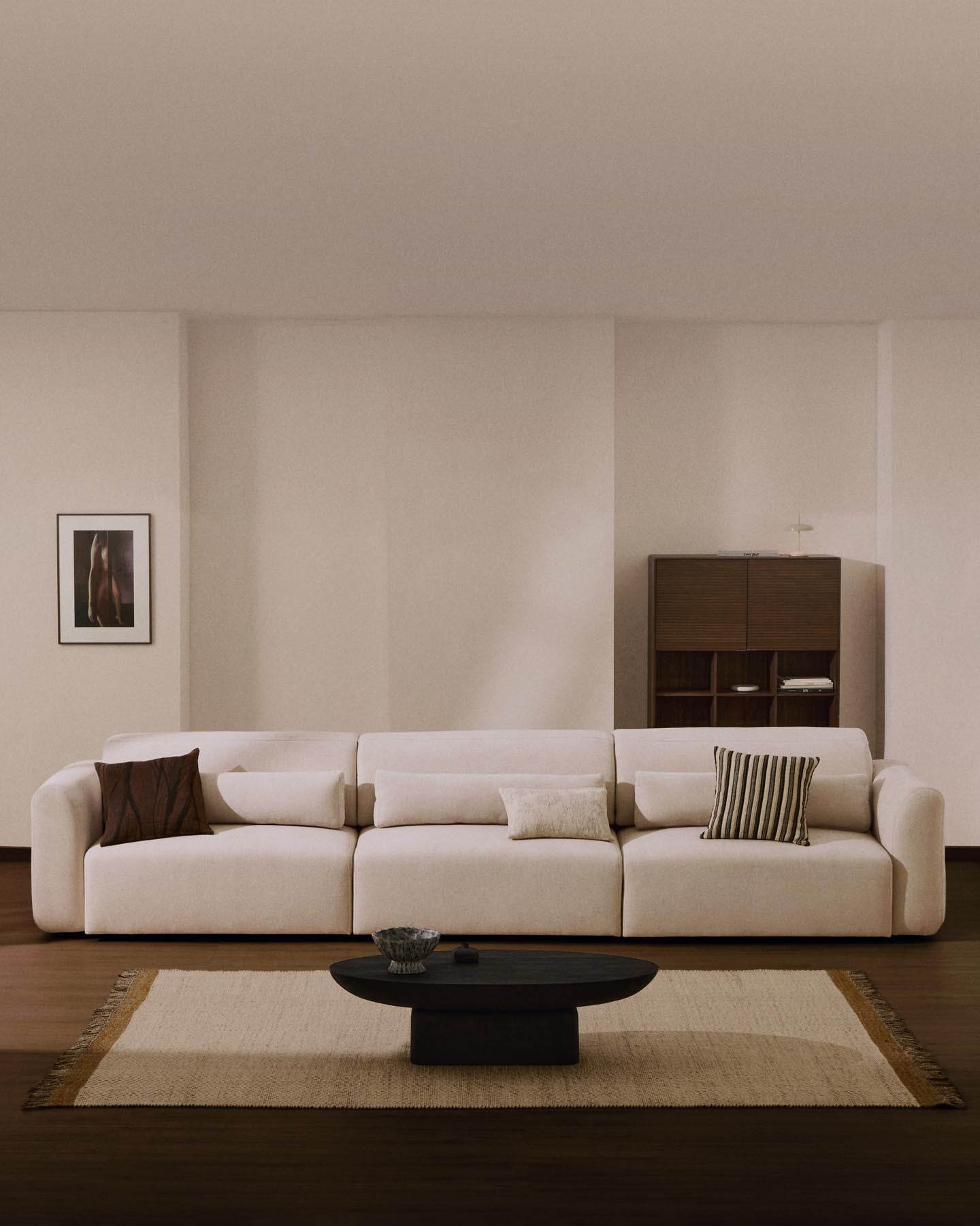 6-Sitzer-Sofa Lares mit elektrisch ausfahrbaren Sitzen und verstellbarer Kopfstütze in beiger Chenille, 410 cm in Beige präsentiert im Onlineshop von KAQTU Design AG. 5er Sofa ist von Kave Home