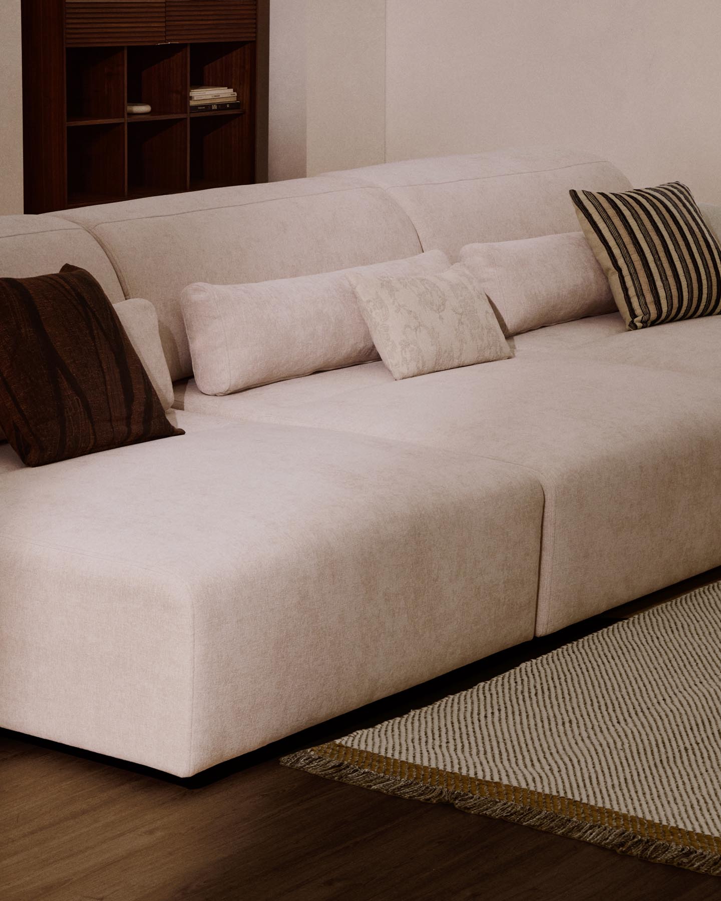 6-Sitzer-Sofa Lares mit elektrisch ausfahrbaren Sitzen und verstellbarer Kopfstütze in beiger Chenille, 410 cm in Beige präsentiert im Onlineshop von KAQTU Design AG. 5er Sofa ist von Kave Home