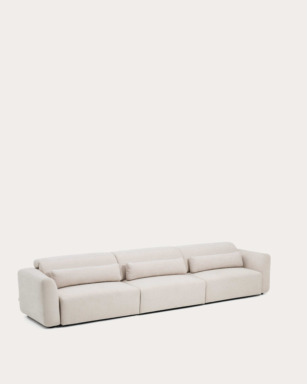 6-Sitzer-Sofa Lares mit elektrisch ausfahrbaren Sitzen und verstellbarer Kopfstütze in beiger Chenille, 410 cm in Beige präsentiert im Onlineshop von KAQTU Design AG. 5er Sofa ist von Kave Home