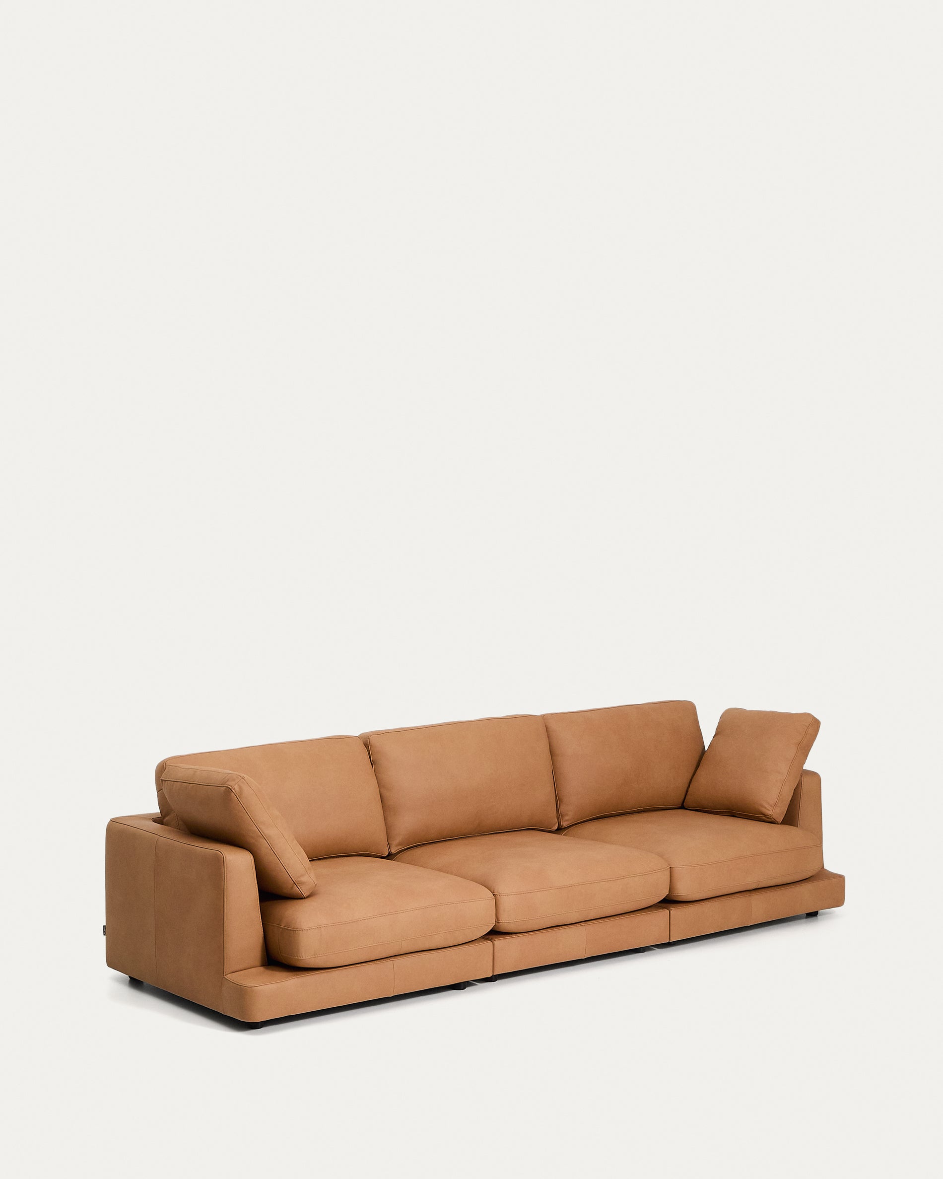 4-Sitzer Gala in braunem Leder, 300 cm in Braun präsentiert im Onlineshop von KAQTU Design AG. 4er Sofa ist von Kave Home
