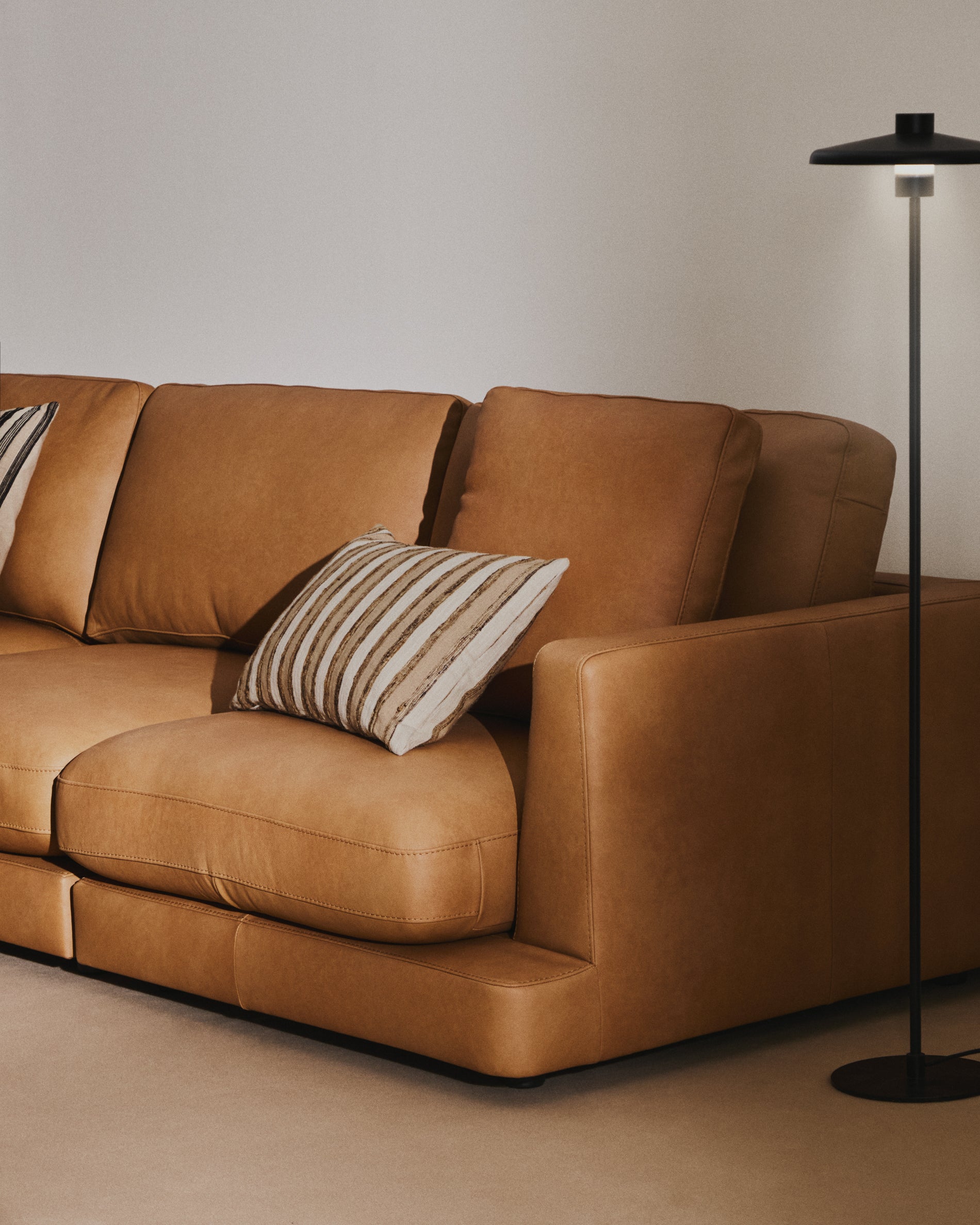 4-Sitzer Gala in braunem Leder, 300 cm in Braun präsentiert im Onlineshop von KAQTU Design AG. 4er Sofa ist von Kave Home