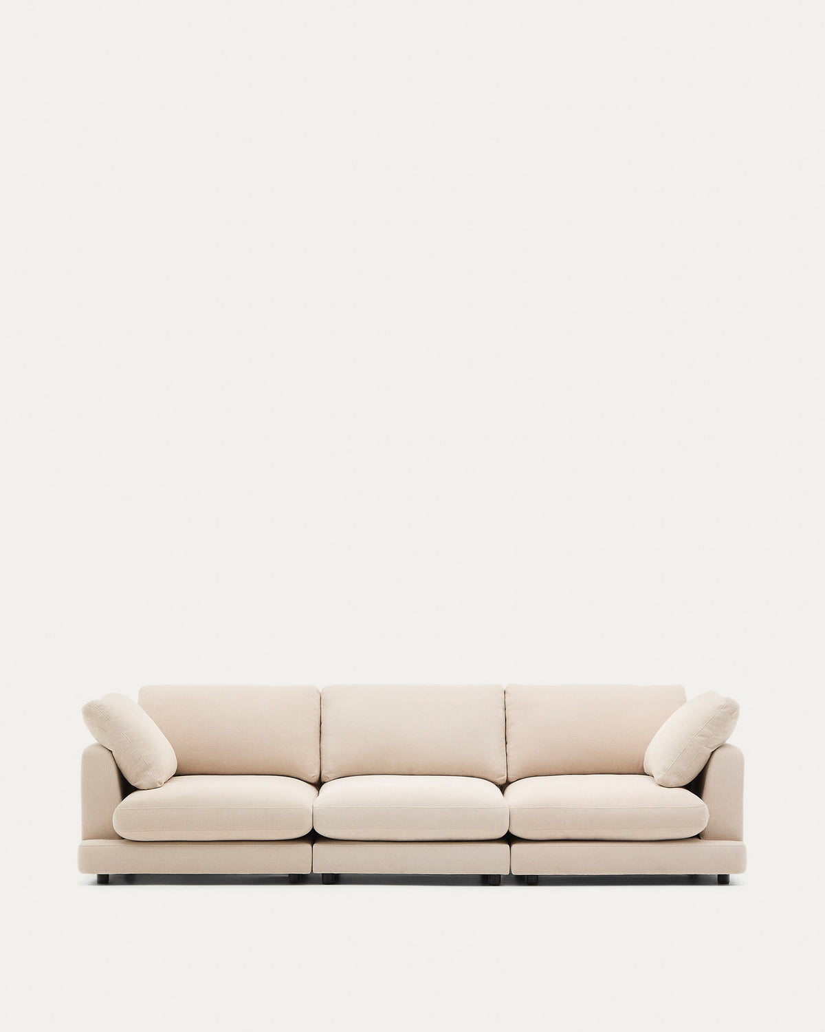 4-Sitzer-Sofa Gala mit beiger Chenille FSC Mix Credit 300 cm in Beige präsentiert im Onlineshop von KAQTU Design AG. 4er Sofa ist von Kave Home