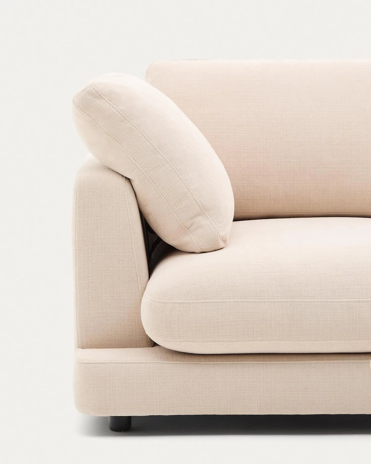 Stilvolles 4-Sitzer-Sofa aus beigem Chenille, 300 cm breit, FSC-zertifiziert, perfekt für nachhaltiges Wohnen.