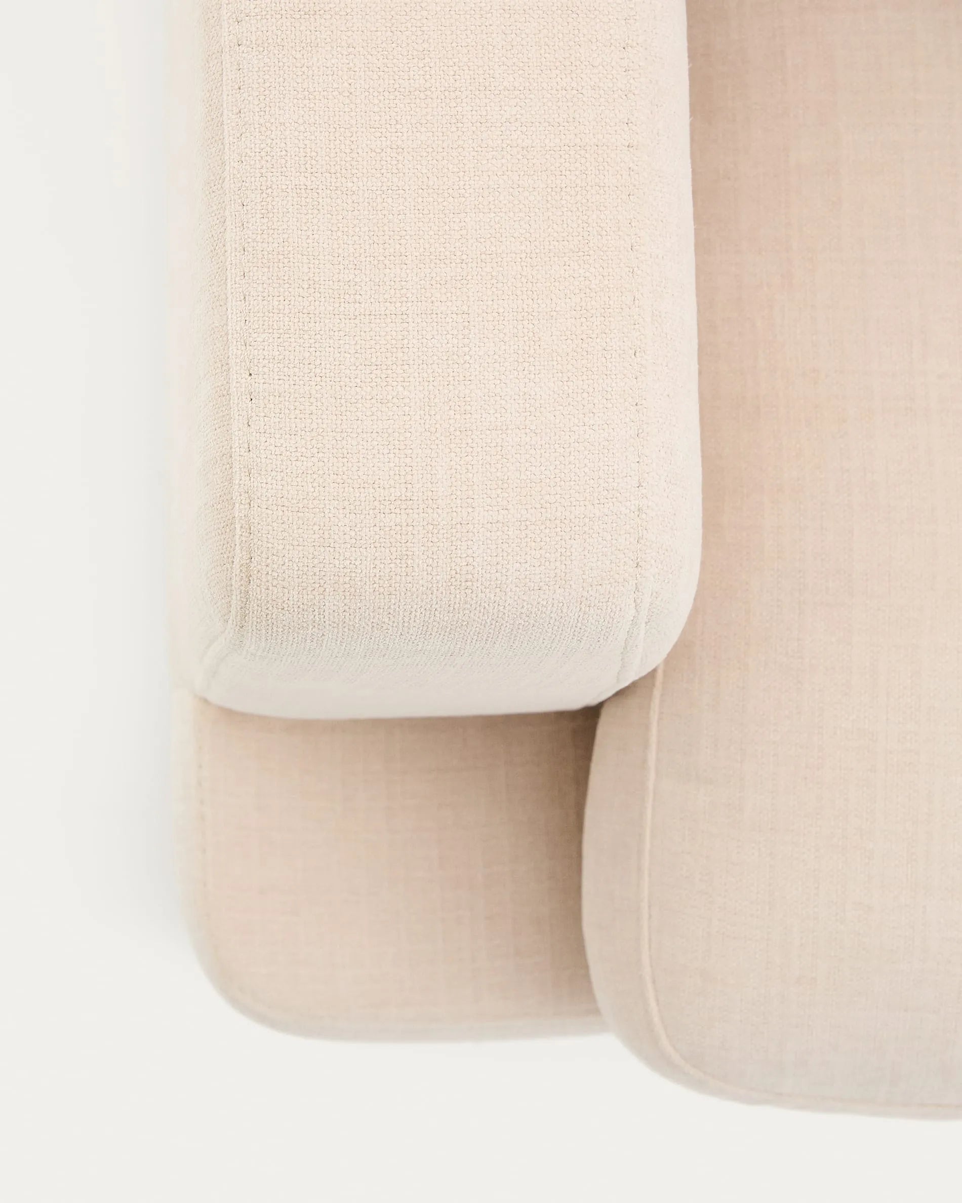 Elegantes 4-Sitzer-Sofa aus beigem Chenille, 300 cm breit, FSC-zertifiziert, ideal für stilvolles und nachhaltiges Wohnen.