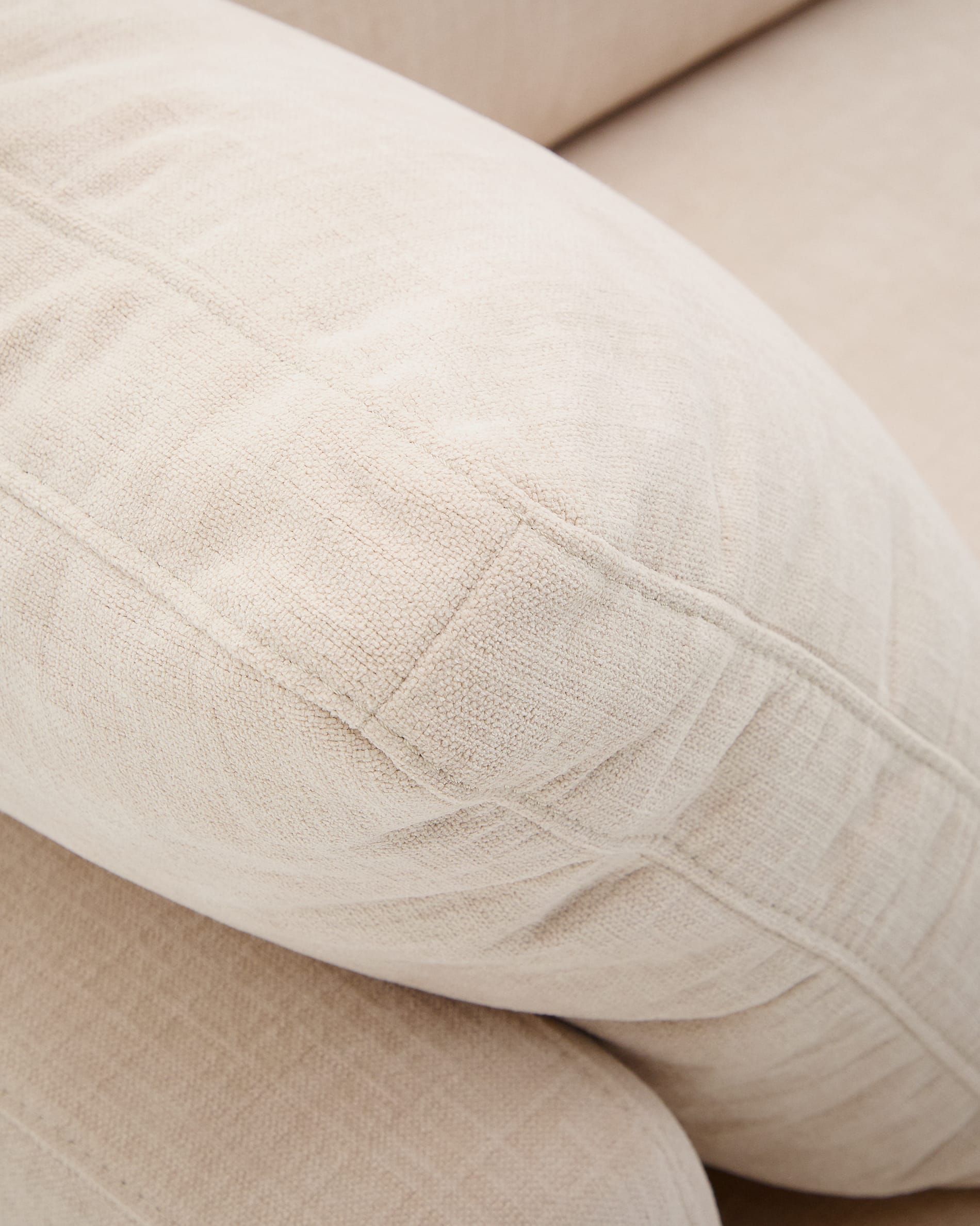 Modernes 4-Sitzer-Sofa aus beigem Chenille, 300 cm breit, FSC-zertifiziert, für nachhaltigen Stil und Komfort.