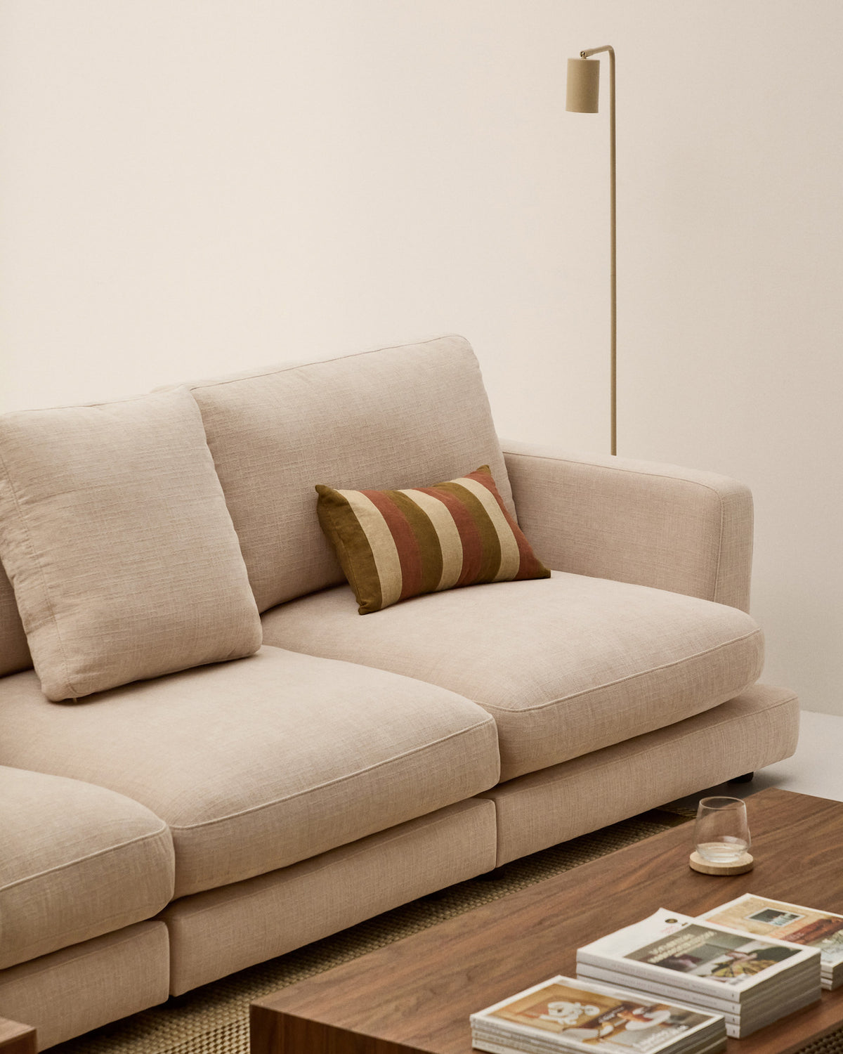 4-Sitzer-Sofa Gala mit beiger Chenille FSC Mix Credit 300 cm in Beige präsentiert im Onlineshop von KAQTU Design AG. 4er Sofa ist von Kave Home