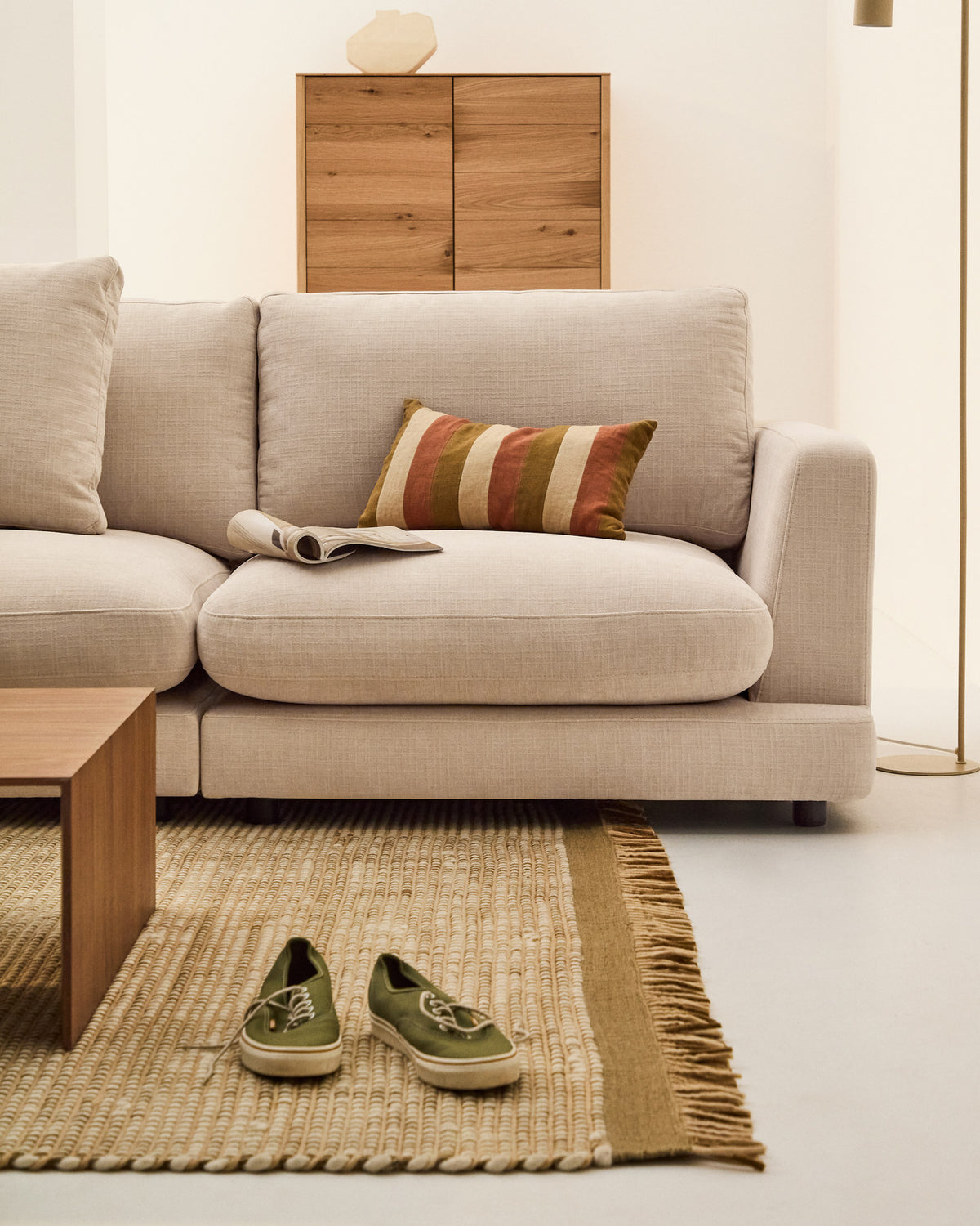 4-Sitzer-Sofa Gala mit beiger Chenille FSC Mix Credit 300 cm in Beige präsentiert im Onlineshop von KAQTU Design AG. 4er Sofa ist von Kave Home