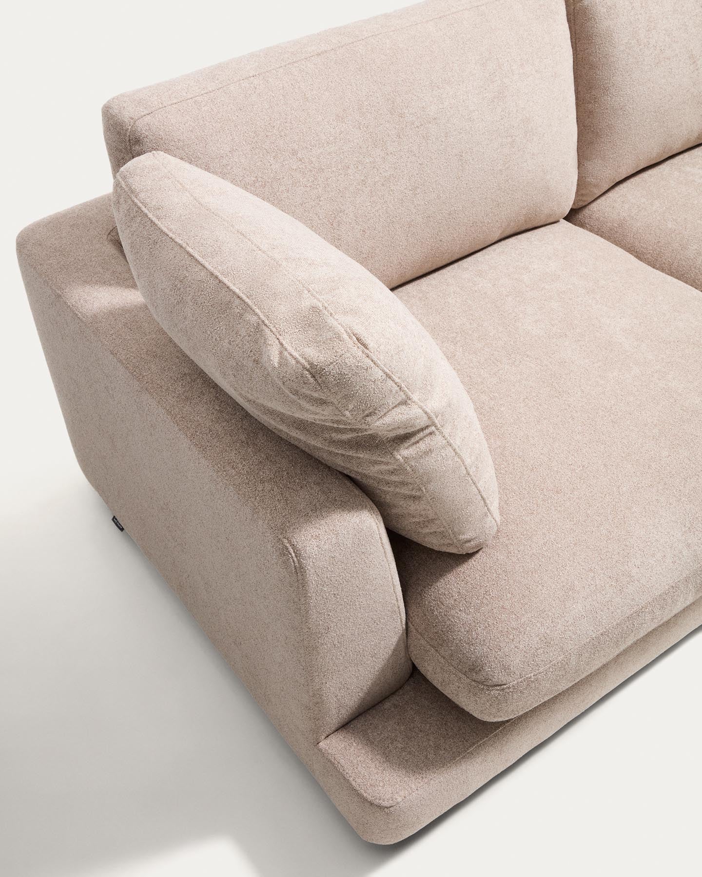 6-Sitzer-Ecksofa Gala aus beigem Microbouclé, FSC Mix Credit, 300 x 300 cm in Beige präsentiert im Onlineshop von KAQTU Design AG. Ecksofa ist von Kave Home