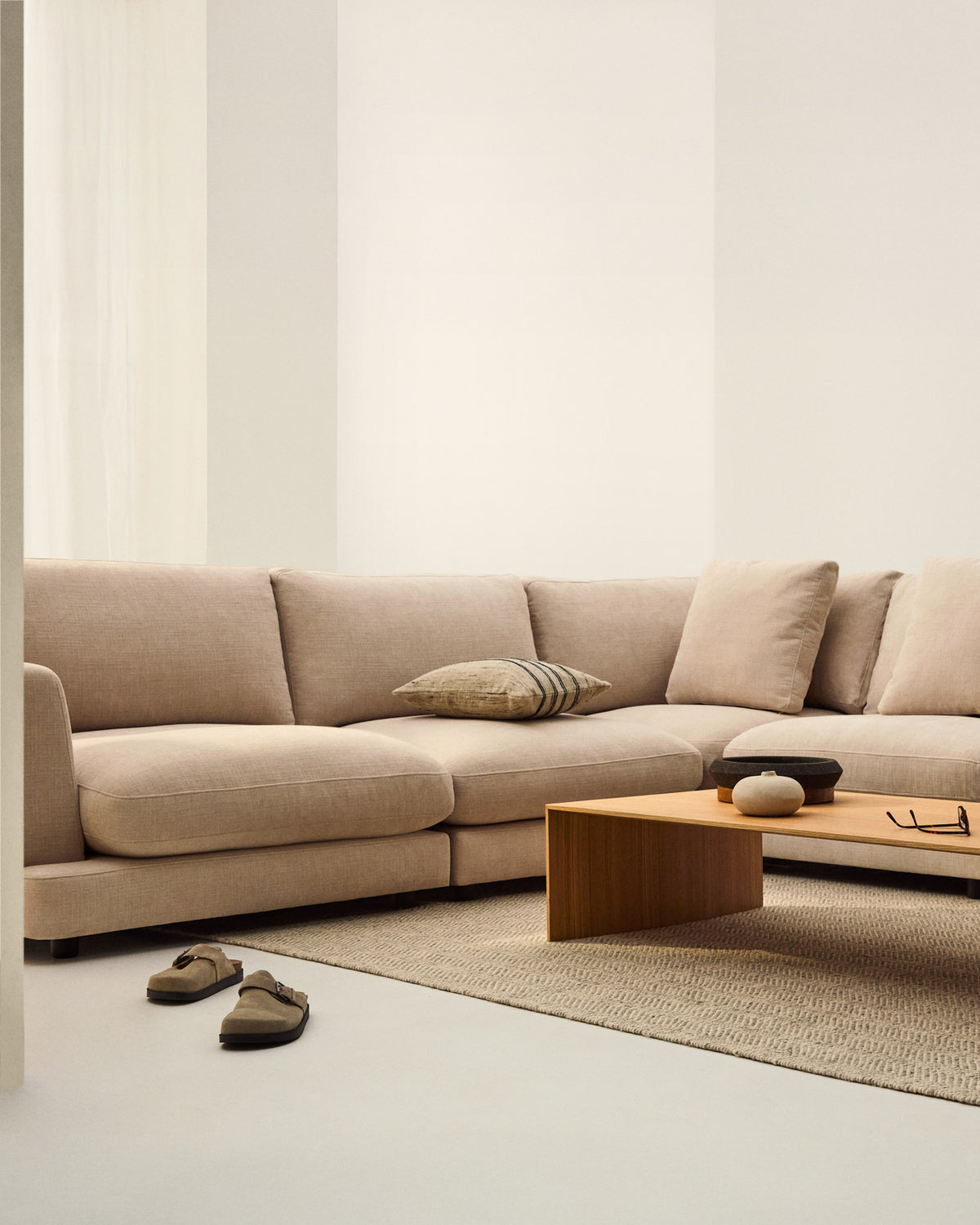 6-Sitzer-Ecksofa Gala mit beiger Chenille FSC Mix Credit 300 x 300 cm in Beige präsentiert im Onlineshop von KAQTU Design AG. Ecksofa ist von Kave Home