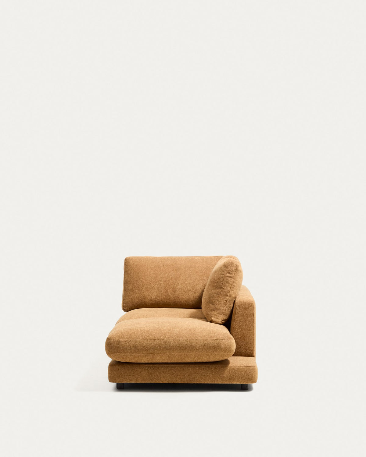 Chaiselongue-Modul rechts Gala von Kave Home in Senfgelb, Microbouclé-Bezug mit 3D-Struktur, schwarze Kunststoffbeine, gepolsterte Sitzfläche.