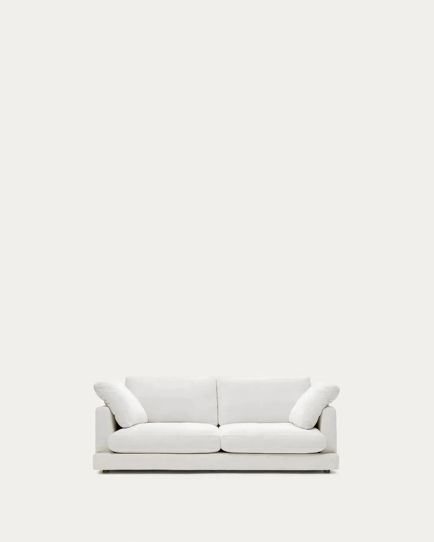 Elegantes, weißes 3-Sitzer-Sofa von Kave Home, 210 cm breit, antibakteriell, pflegeleicht, zeitloses Design.