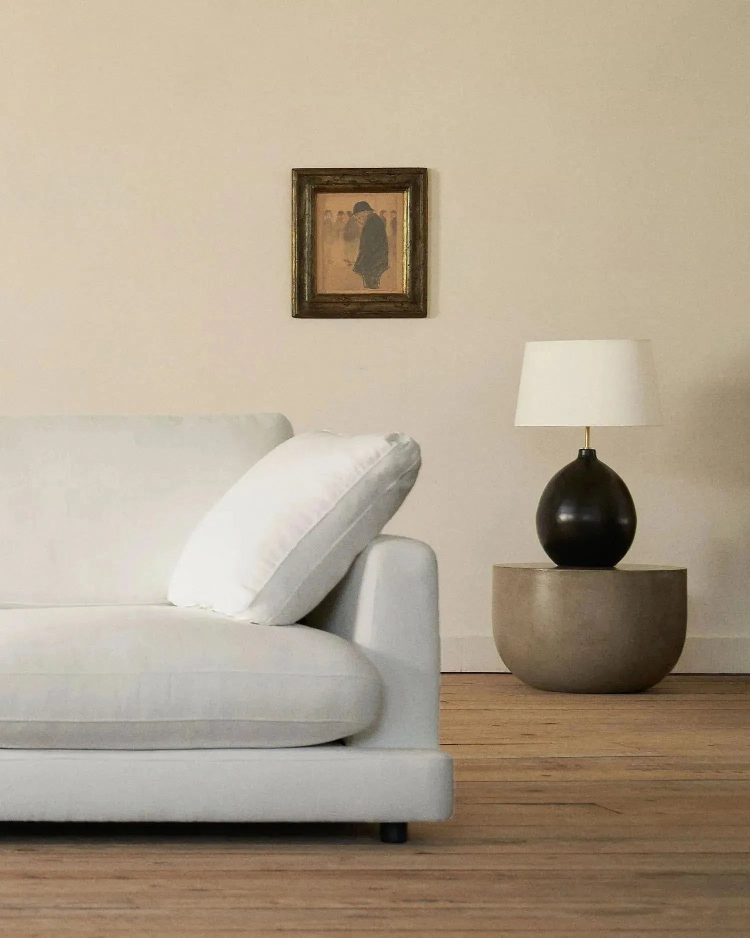 Das Gala 3-Sitzer-Sofa in Weiß (210 cm) von Kave Home bietet stilvolles Design und gemütlichen Komfort für Ihr Wohnzimmer.