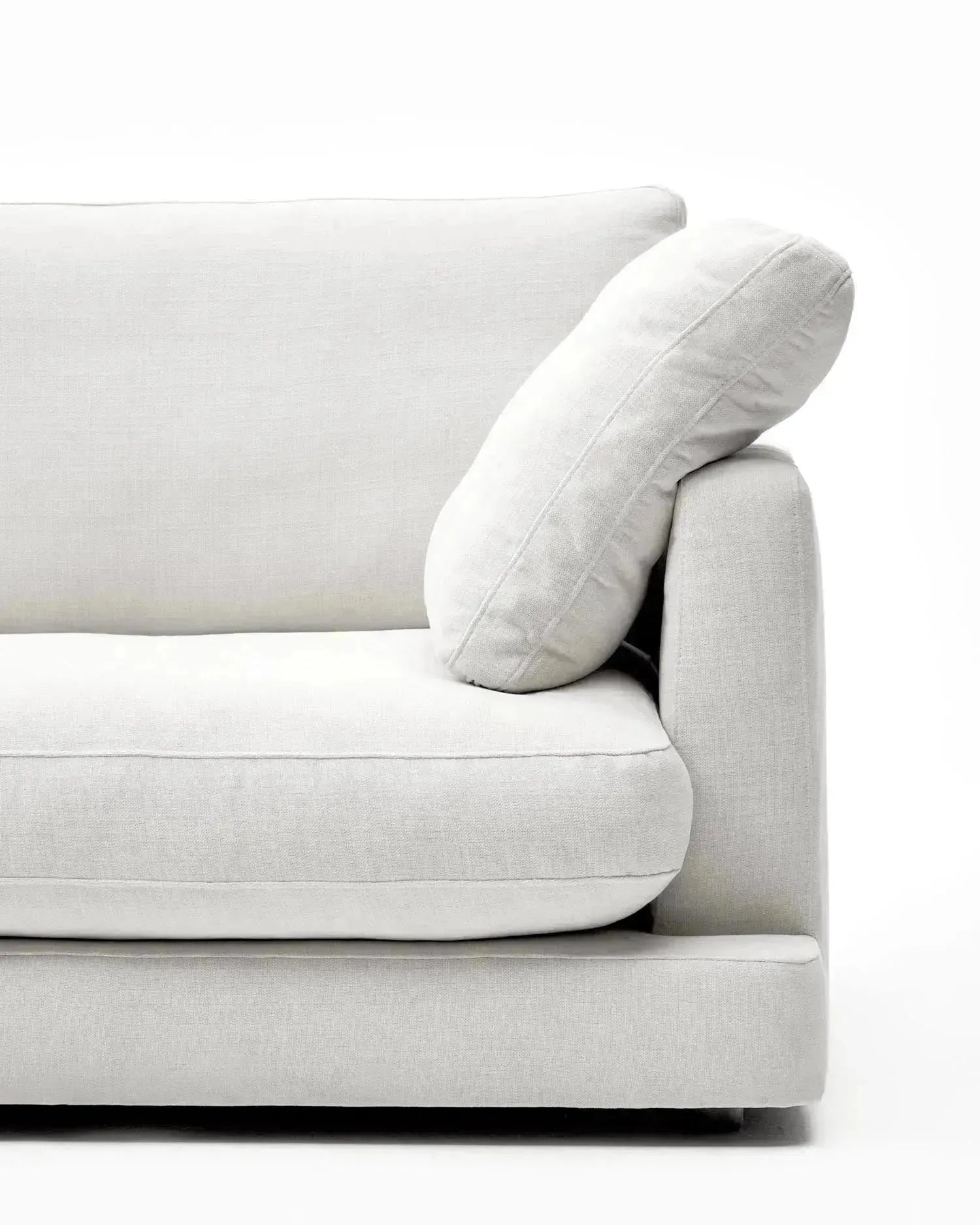 Das weiße Gala 3-Sitzer-Sofa von Kave Home (210 cm) kombiniert stilvolles Design mit hohem Komfort für Ihr Wohnzimmer.