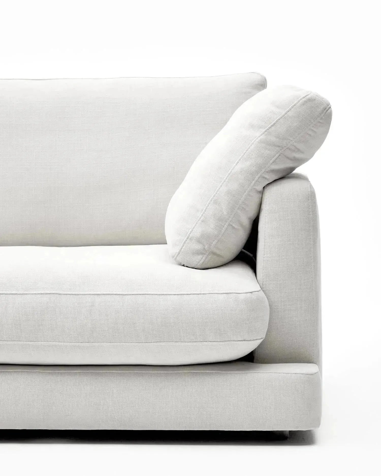 Das weiße Gala 3-Sitzer-Sofa von Kave Home (210 cm) kombiniert stilvolles Design mit hohem Komfort für Ihr Wohnzimmer.