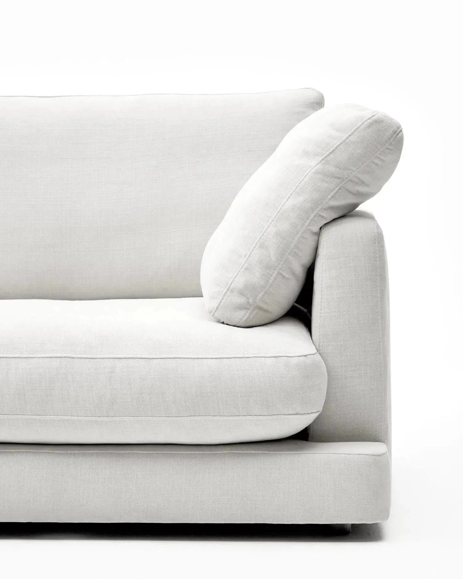 Das Gala 3-Sitzer-Sofa in Weiß von Kave Home, 210 cm, bietet modernes Design und bequemen Sitzkomfort für Ihr Zuhause.