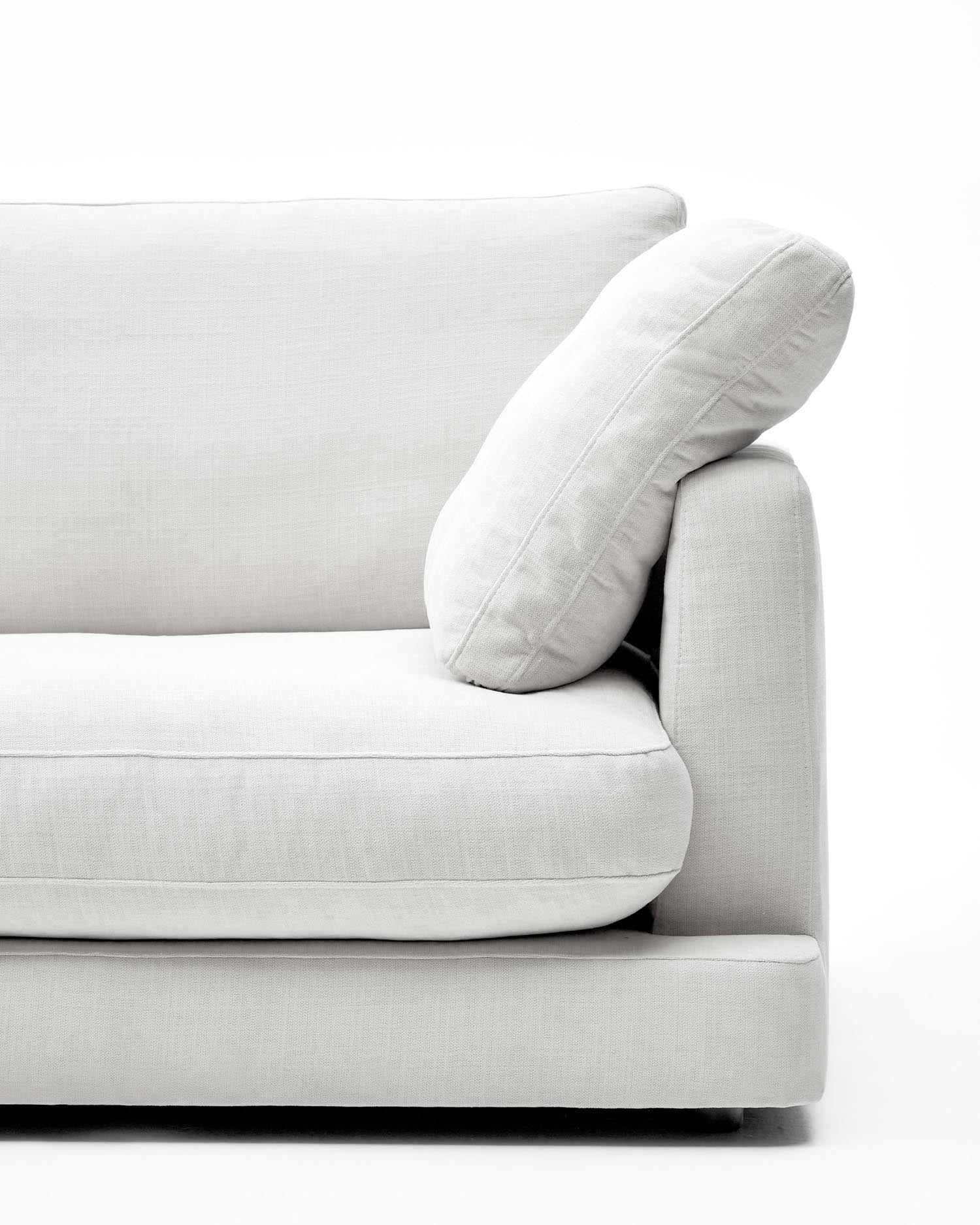 Erleben Sie das Gala 3-Sitzer-Sofa in strahlendem Weiss von Kave Home. Ideal für gesellige Abende, bietet es Komfort und zeitloses Design.