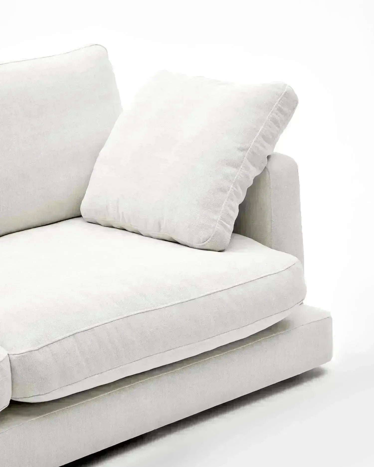Das elegante Gala 3-Sitzer-Sofa in Weiß von Kave Home, 210 cm, kombiniert modernes Design mit hohem Sitzkomfort.
