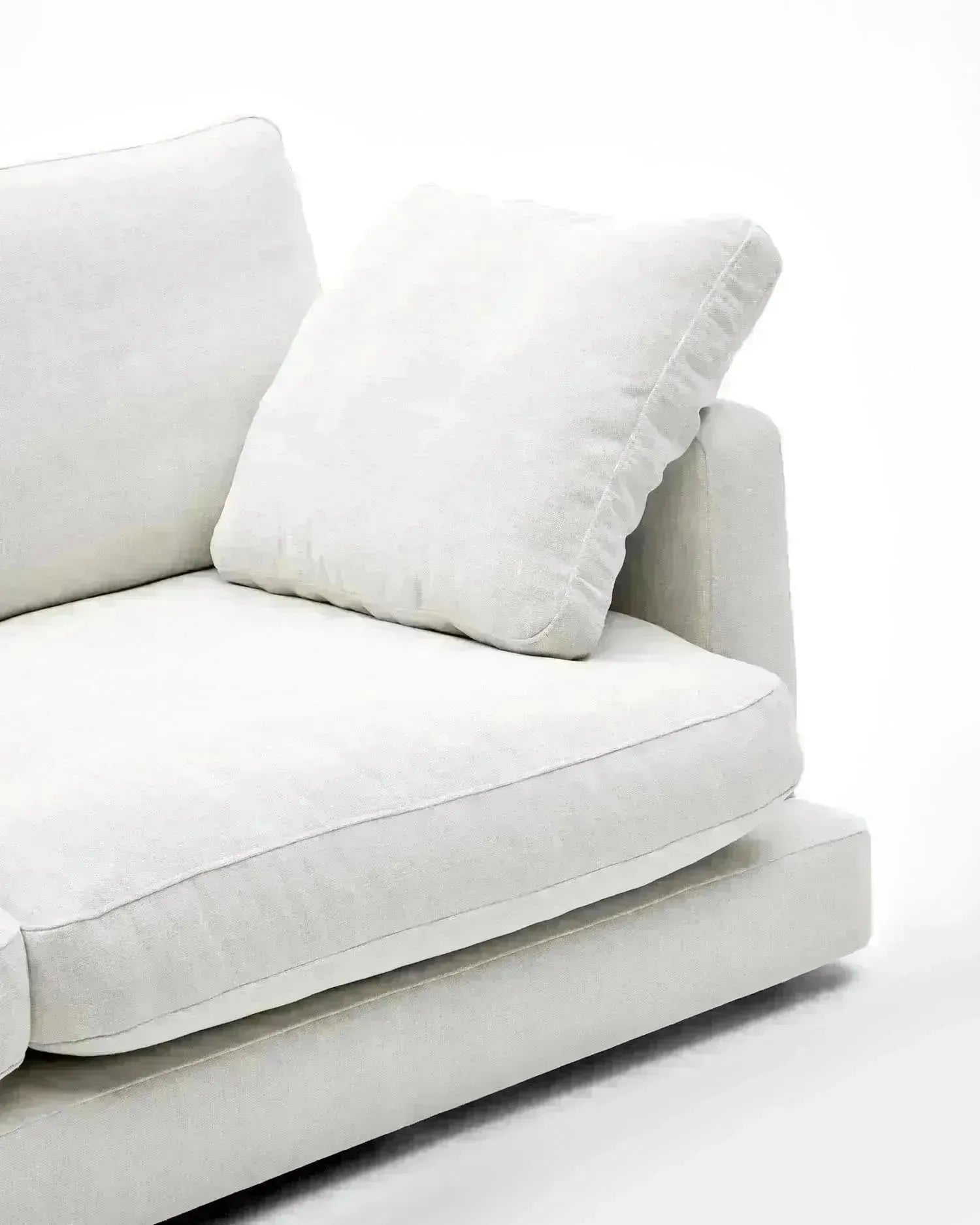 Das elegante Gala 3-Sitzer-Sofa in Weiß von Kave Home, 210 cm, kombiniert modernes Design mit hohem Sitzkomfort.