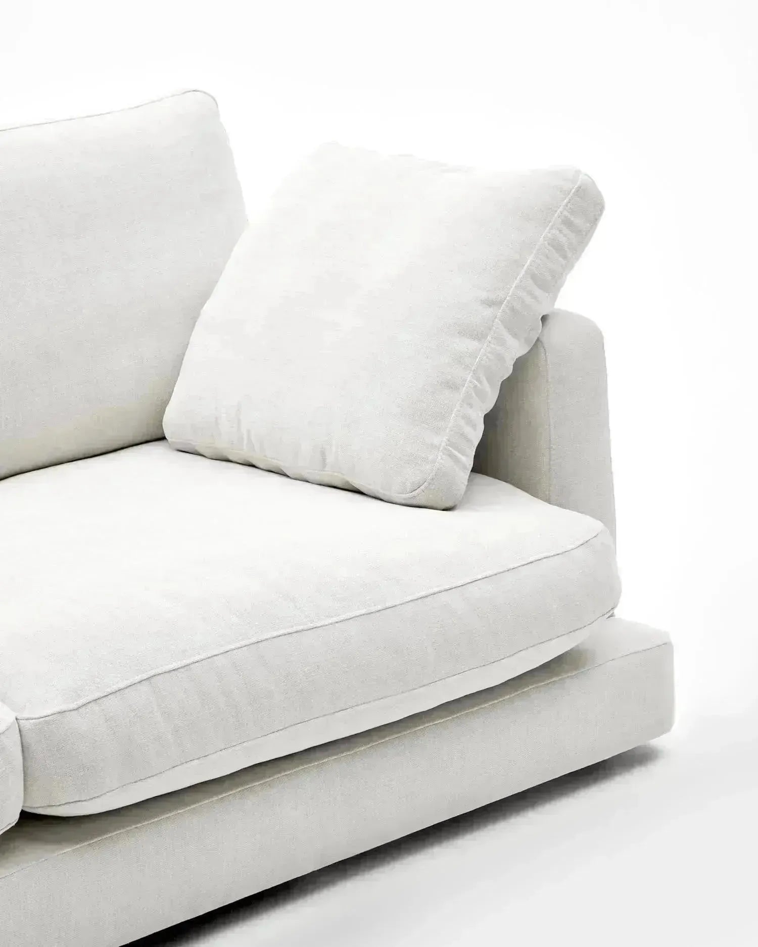 Das elegante Gala 3-Sitzer-Sofa in Weiß von Kave Home, 210 cm, kombiniert modernes Design mit hohem Sitzkomfort.