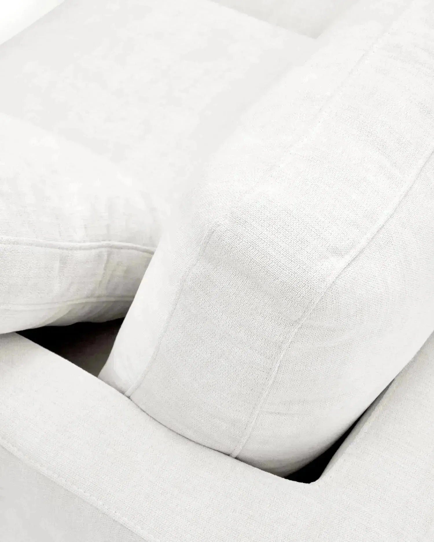 Das Gala 3-Sitzer-Sofa in Weiß (210 cm) von Kave Home bietet stilvolles Design und gemütlichen Komfort für Ihr Wohnzimmer.