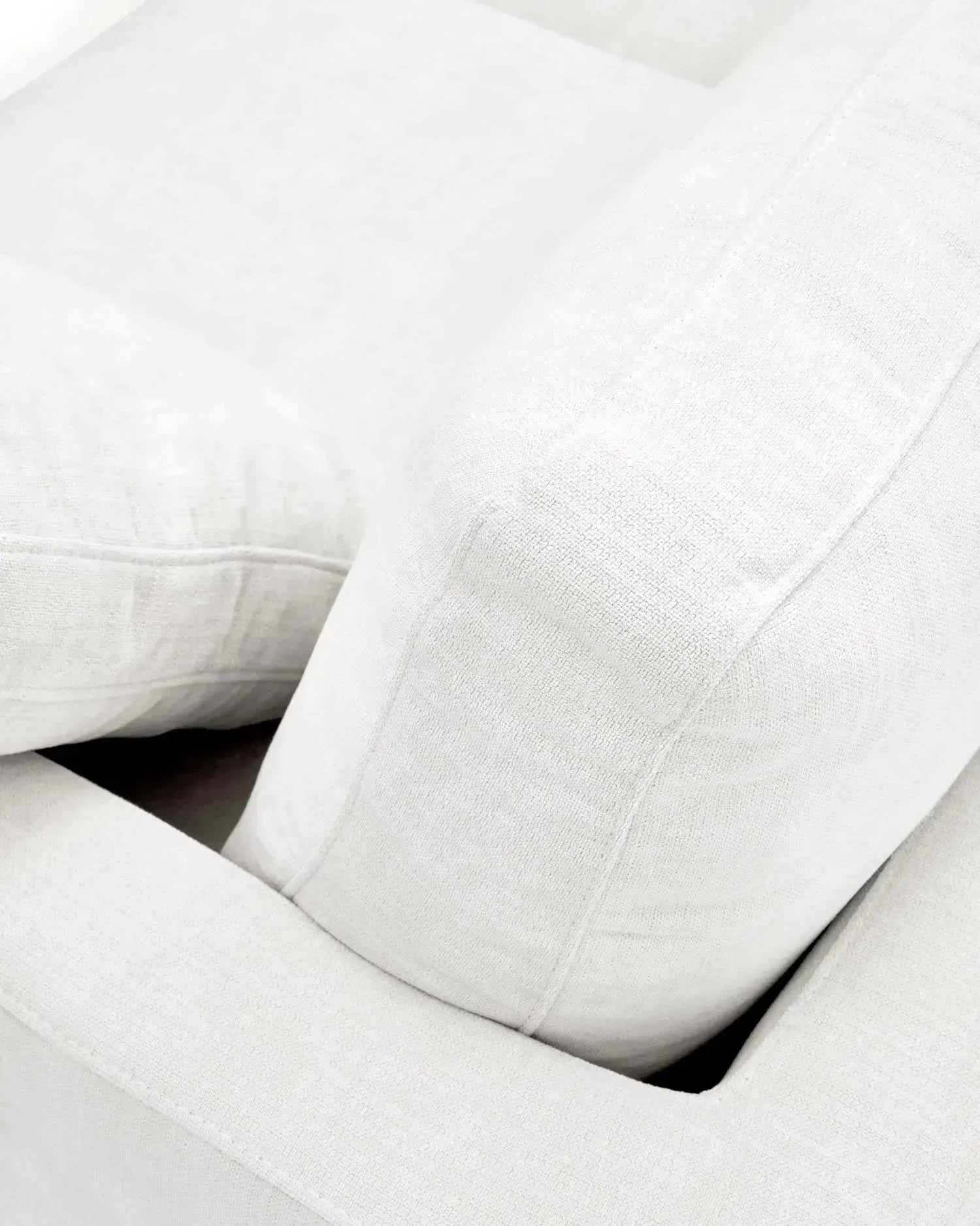 Das Gala 3-Sitzer-Sofa in Weiß (210 cm) von Kave Home bietet stilvolles Design und gemütlichen Komfort für Ihr Wohnzimmer.