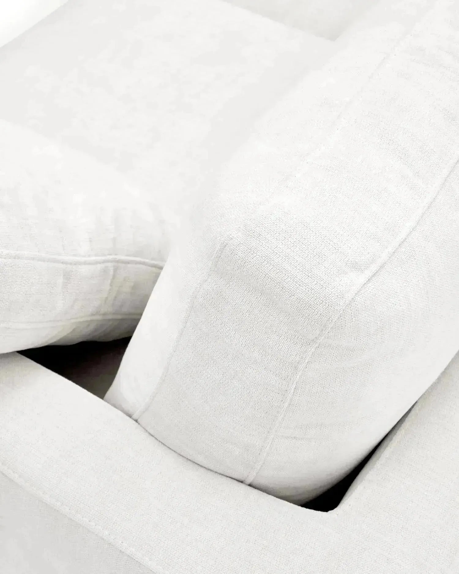 Das Gala 3-Sitzer-Sofa in Weiß (210 cm) von Kave Home bietet stilvolles Design und gemütlichen Komfort für Ihr Wohnzimmer.