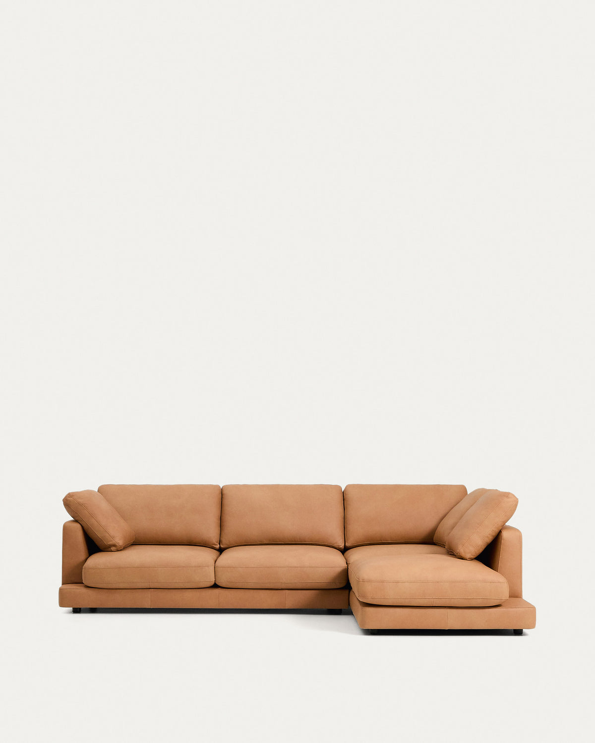 4-Sitzer-Sofa Gala mit Chaiselongue rechts in braunem Leder, 300 cm in Braun präsentiert im Onlineshop von KAQTU Design AG. 4er Sofa ist von Kave Home