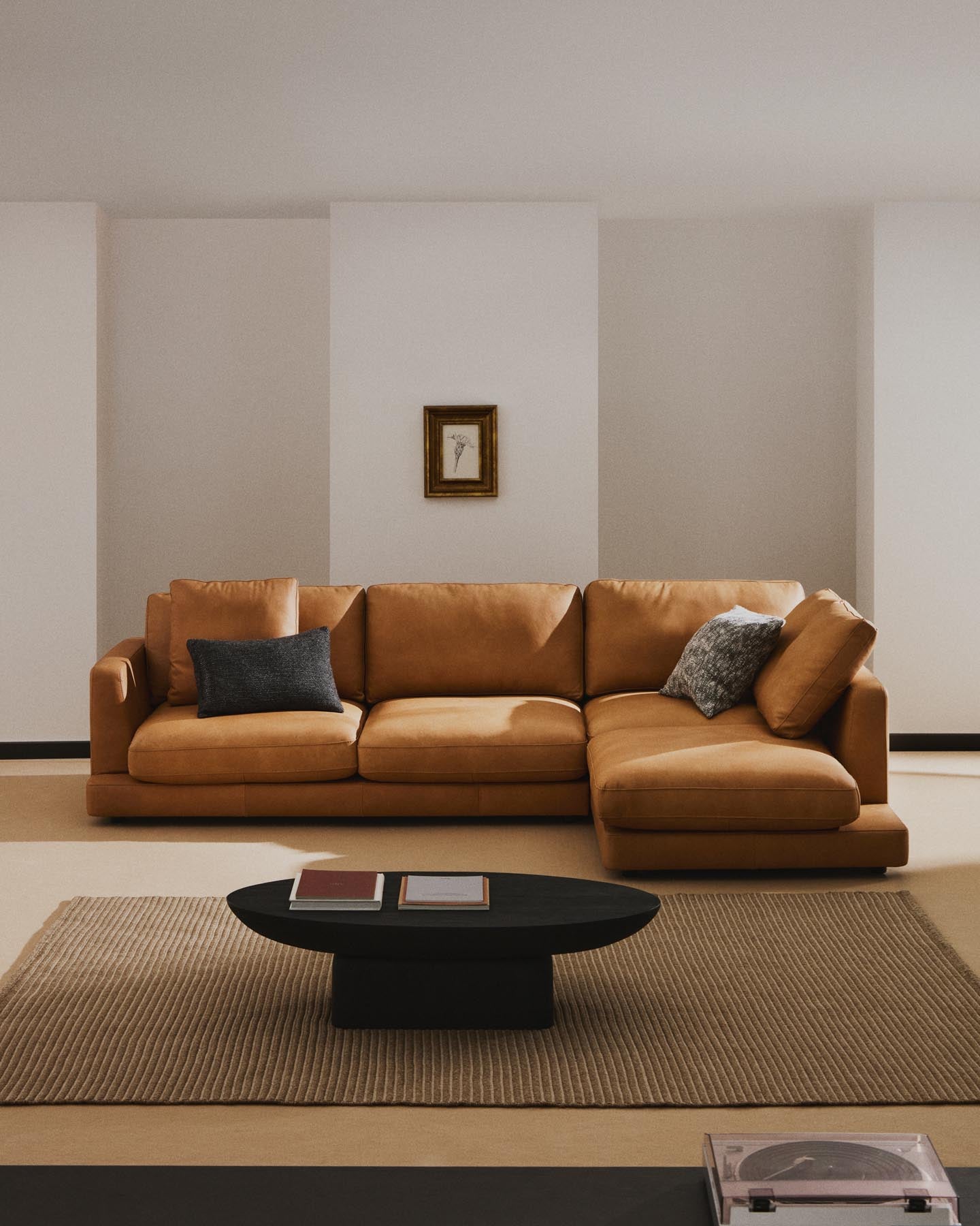 4-Sitzer-Sofa Gala mit Chaiselongue rechts in braunem Leder, 300 cm in Braun präsentiert im Onlineshop von KAQTU Design AG. 4er Sofa ist von Kave Home