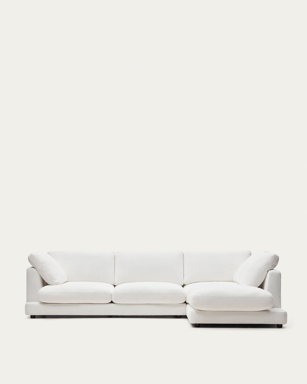 4-Sitzer-Sofa Gala mit weisser Chenille und Chaiselongue rechts FSC Mix Credit 300 cm in Weiss präsentiert im Onlineshop von KAQTU Design AG. 4er Sofa ist von Kave Home