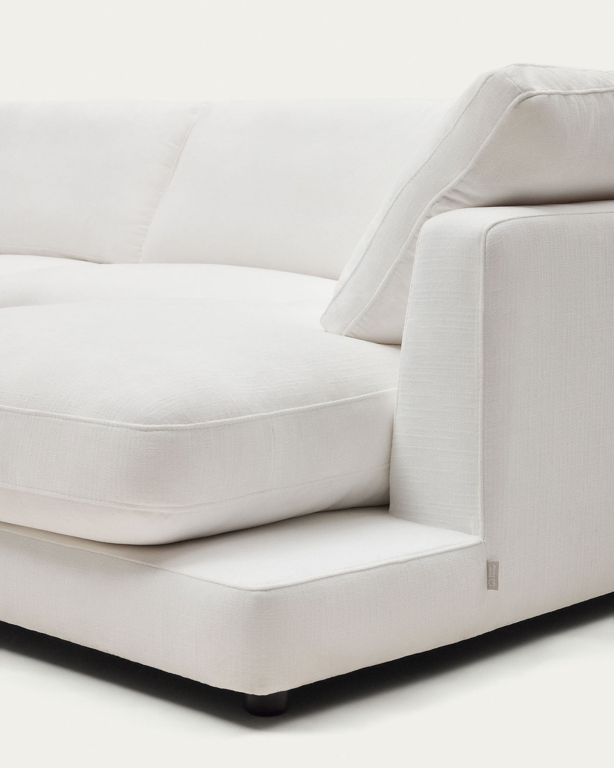 4-Sitzer-Sofa Gala mit weisser Chenille und Chaiselongue rechts FSC Mix Credit 300 cm in Weiss präsentiert im Onlineshop von KAQTU Design AG. 4er Sofa ist von Kave Home