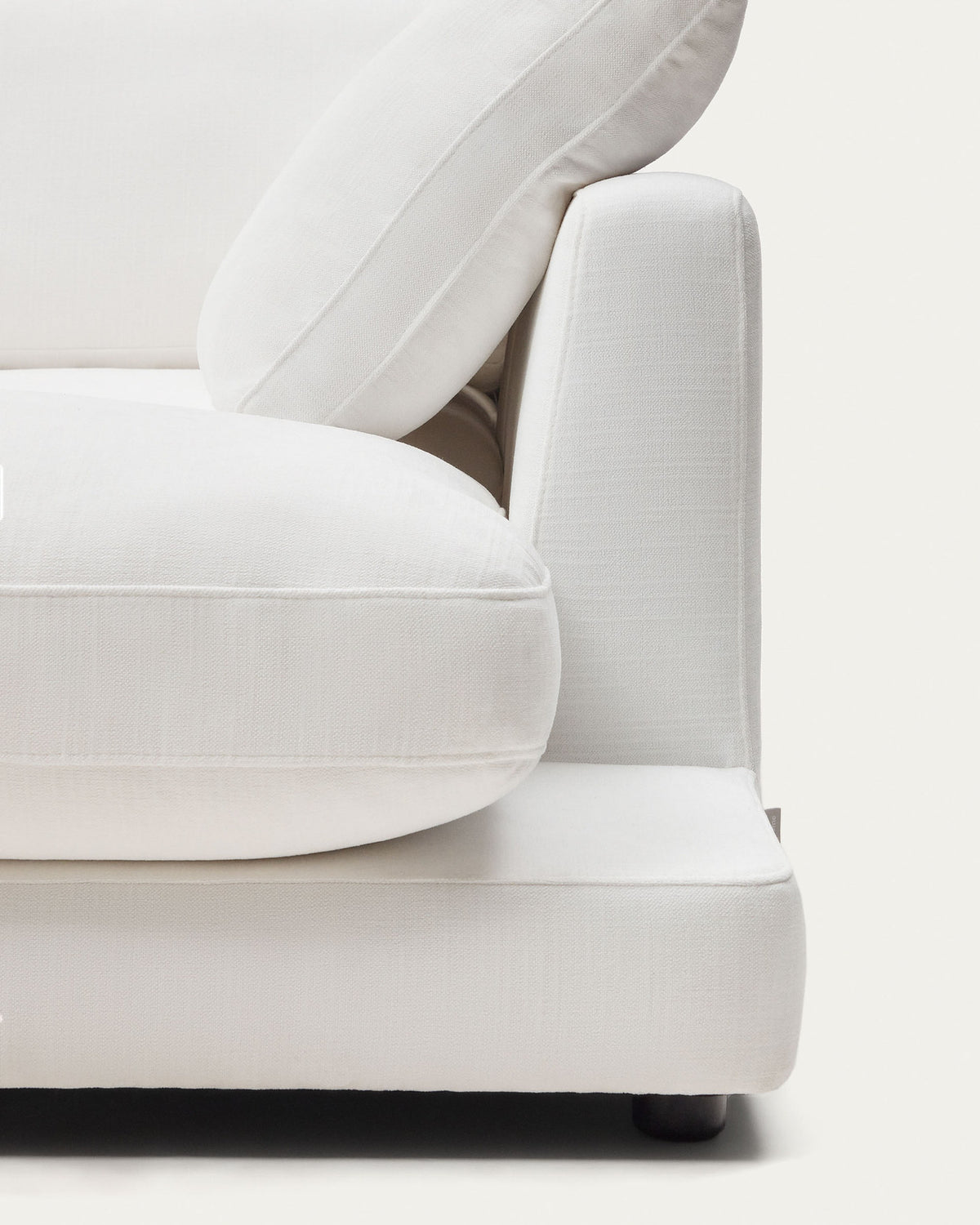 4-Sitzer-Sofa Gala mit weisser Chenille und Chaiselongue rechts FSC Mix Credit 300 cm in Weiss präsentiert im Onlineshop von KAQTU Design AG. 4er Sofa ist von Kave Home
