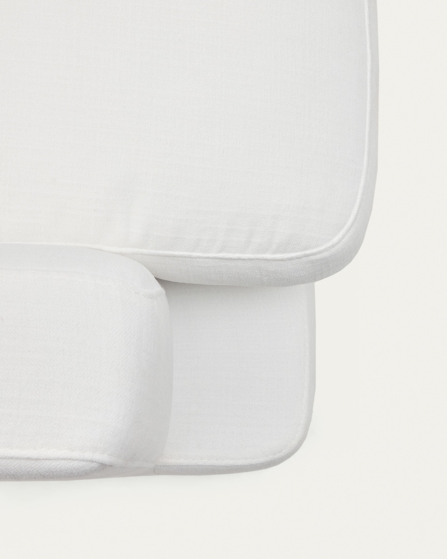 Entdecken Sie das stilvolle Gala 4-Sitzer-Sofa mit Chaiselongue rechts in elegantem Weiss – ideal für Komfort und modernes Wohnen.