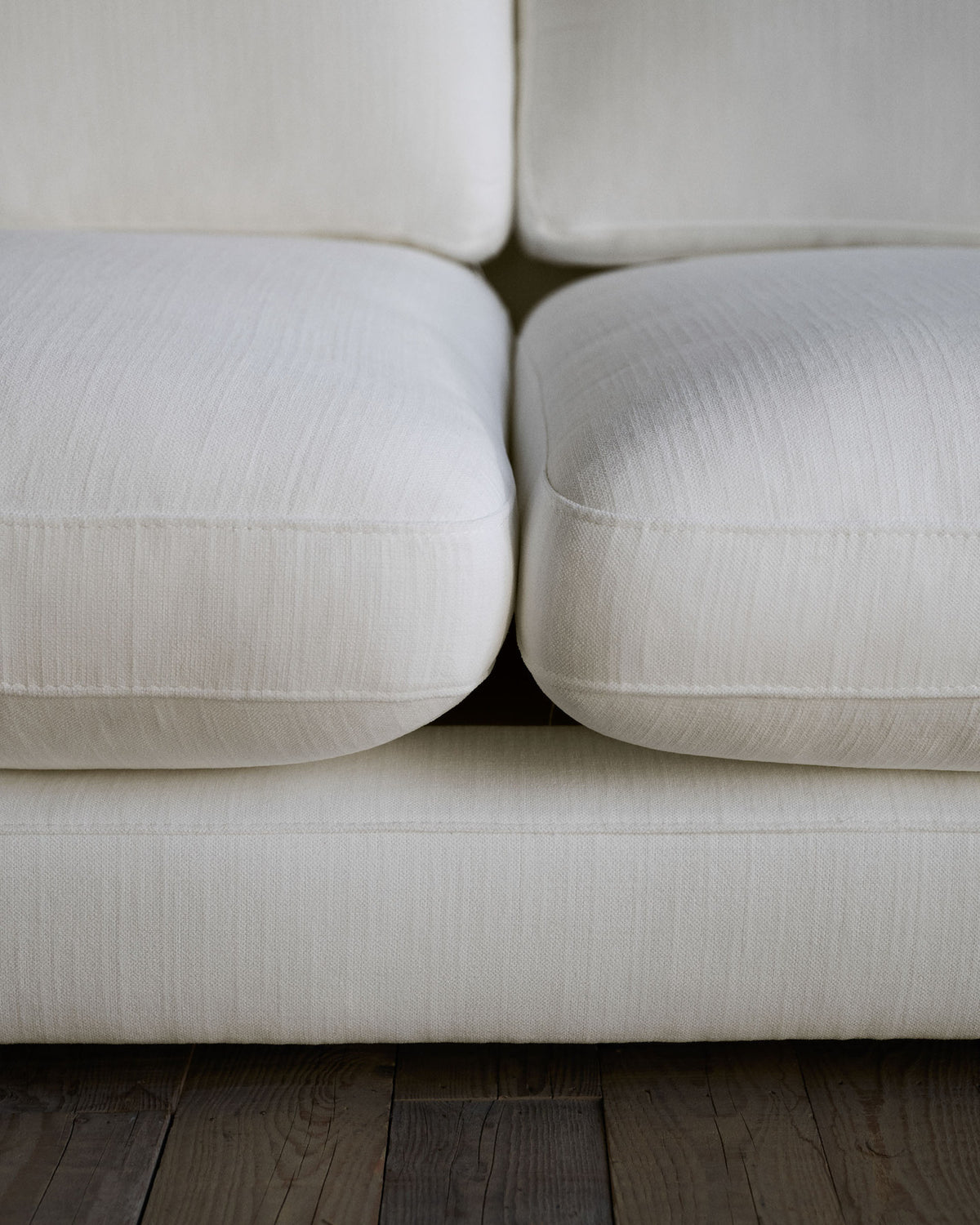 4-Sitzer-Sofa Gala mit weisser Chenille und Chaiselongue rechts FSC Mix Credit 300 cm in Weiss präsentiert im Onlineshop von KAQTU Design AG. 4er Sofa ist von Kave Home
