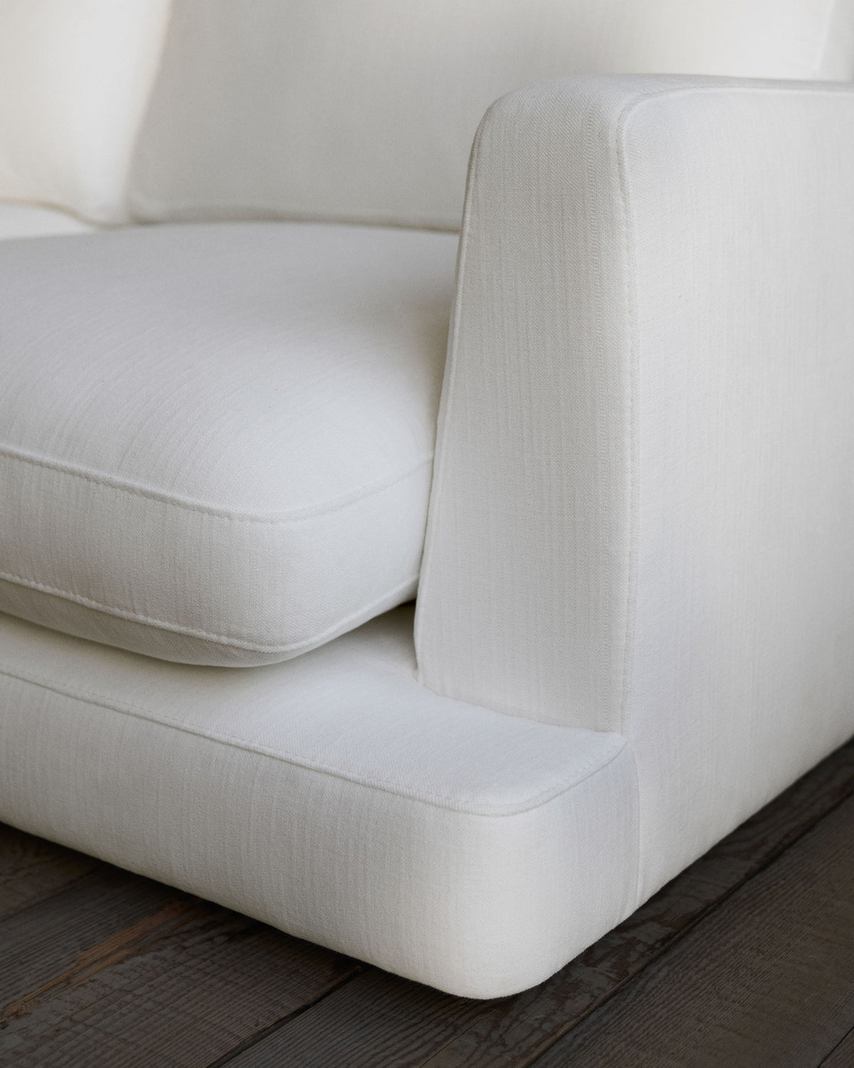 4-Sitzer-Sofa Gala mit weisser Chenille und Chaiselongue rechts FSC Mix Credit 300 cm in Weiss präsentiert im Onlineshop von KAQTU Design AG. 4er Sofa ist von Kave Home