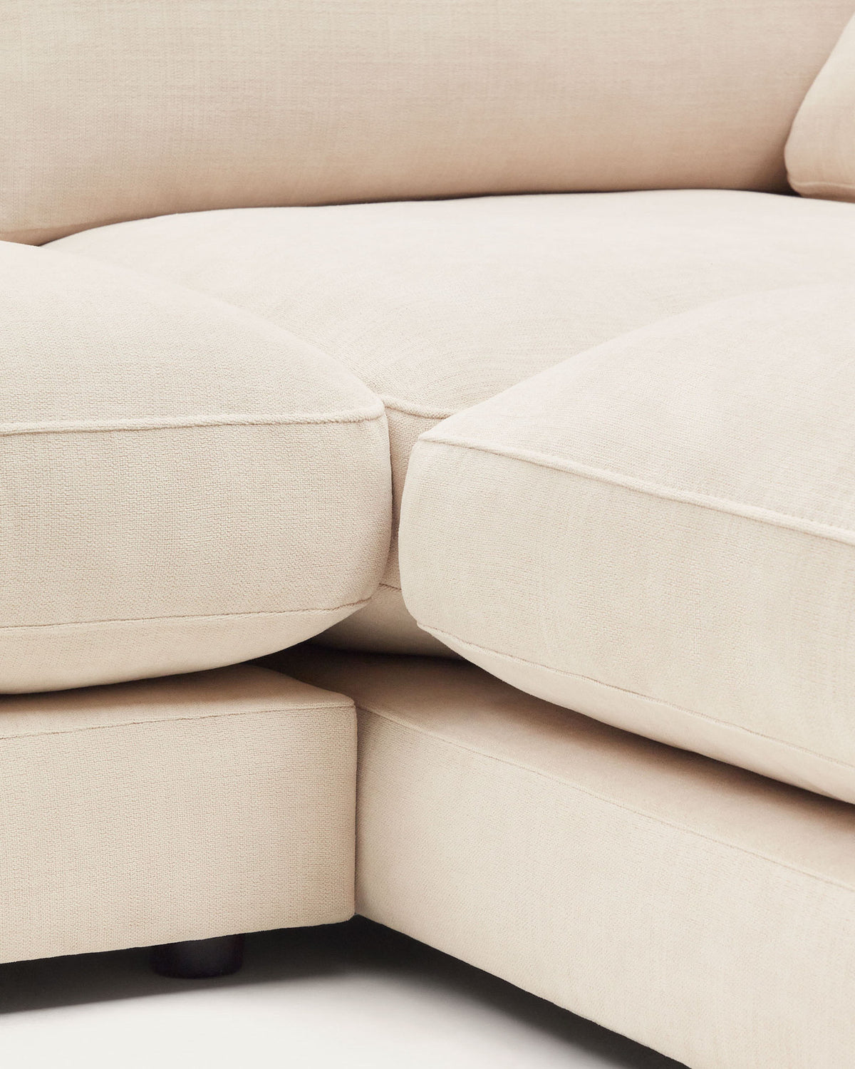 4-Sitzer-Sofa Gala mit beiger Chenille und Chaiselongue rechts FSC Mix Credit 300 cm in Beige präsentiert im Onlineshop von KAQTU Design AG. L-Sofa rechts ist von Kave Home