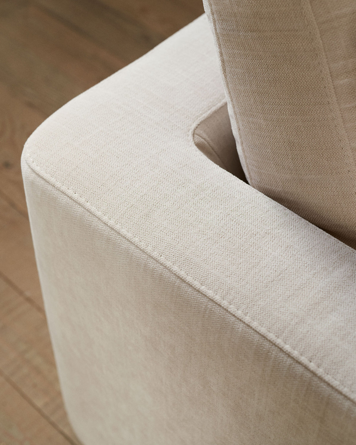 4-Sitzer-Sofa Gala mit beiger Chenille und Chaiselongue rechts FSC Mix Credit 300 cm in Beige präsentiert im Onlineshop von KAQTU Design AG. L-Sofa rechts ist von Kave Home