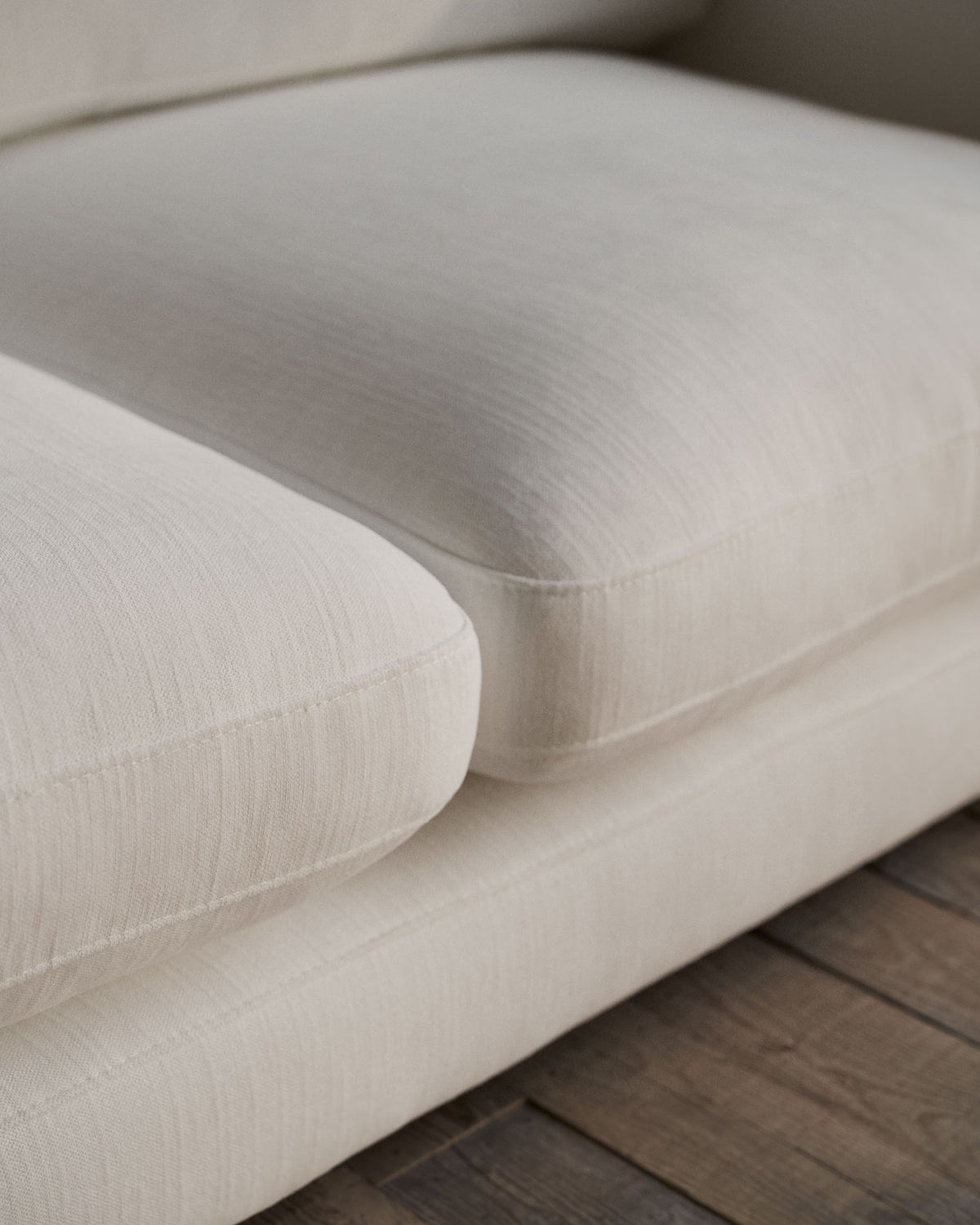 4-Sitzer-Sofa Gala mit beiger Chenille und Chaiselongue rechts FSC Mix Credit 300 cm in Beige präsentiert im Onlineshop von KAQTU Design AG. L-Sofa rechts ist von Kave Home