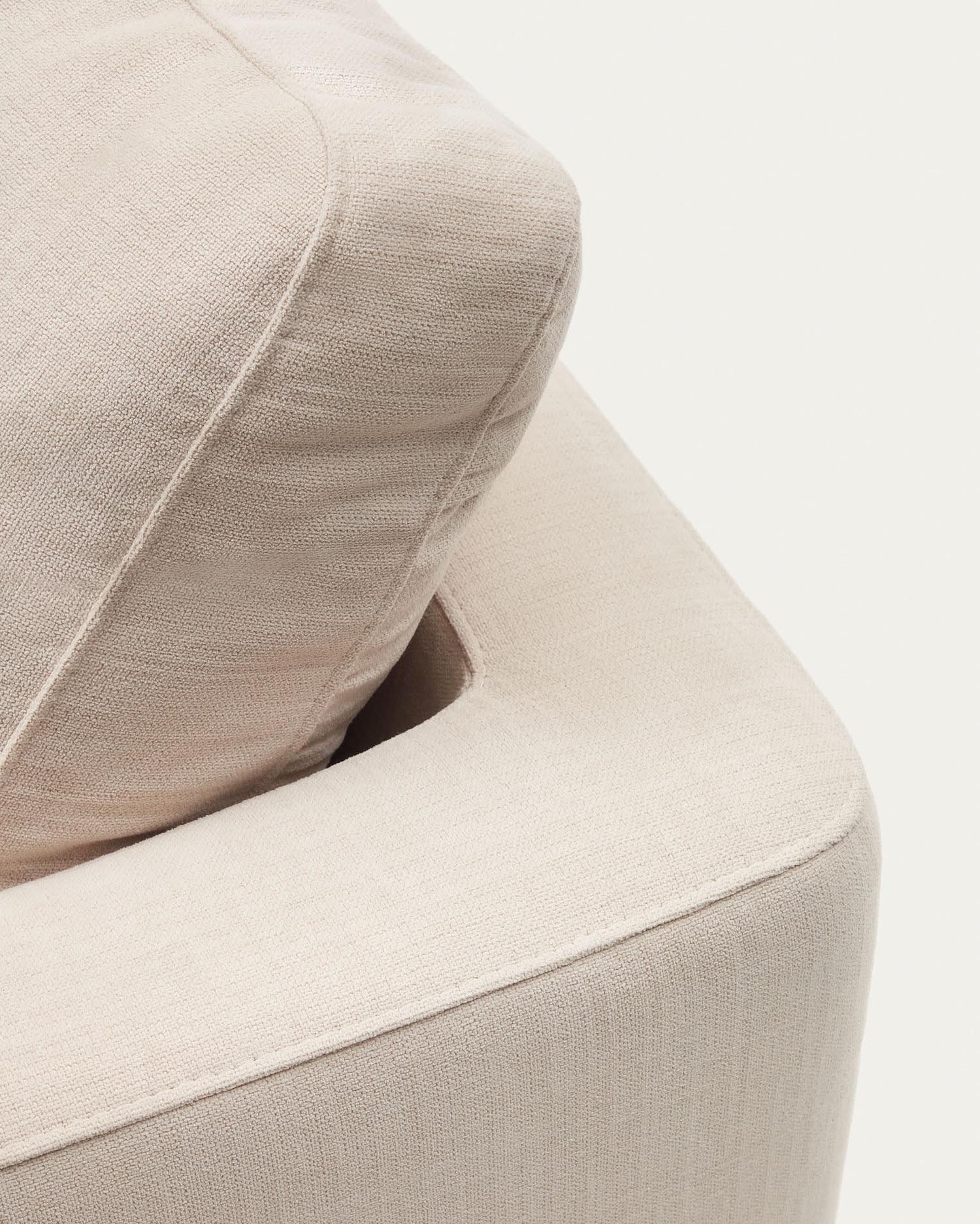 Das Gala Sofa von Kave Home, 3-Sitzer, beige, 210 cm, mit doppelter Chaiselongue, vereint Stil und Komfort für Ihr Wohnzimmer.