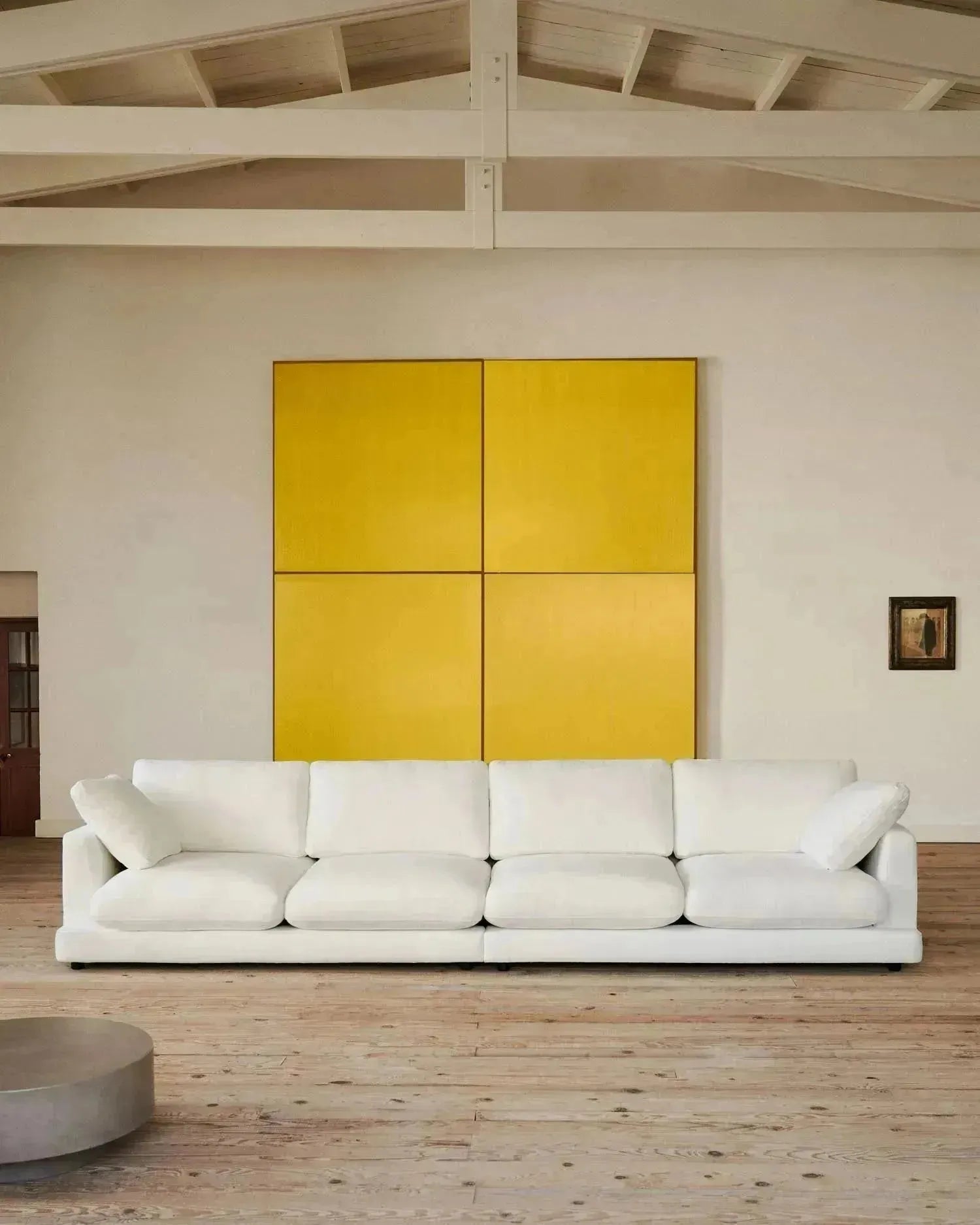 Elegantes, weißes 6-Sitzer-Sofa von Kave Home, 390 cm breit, mit antibakteriellem Stoff für stilvollen Komfort.