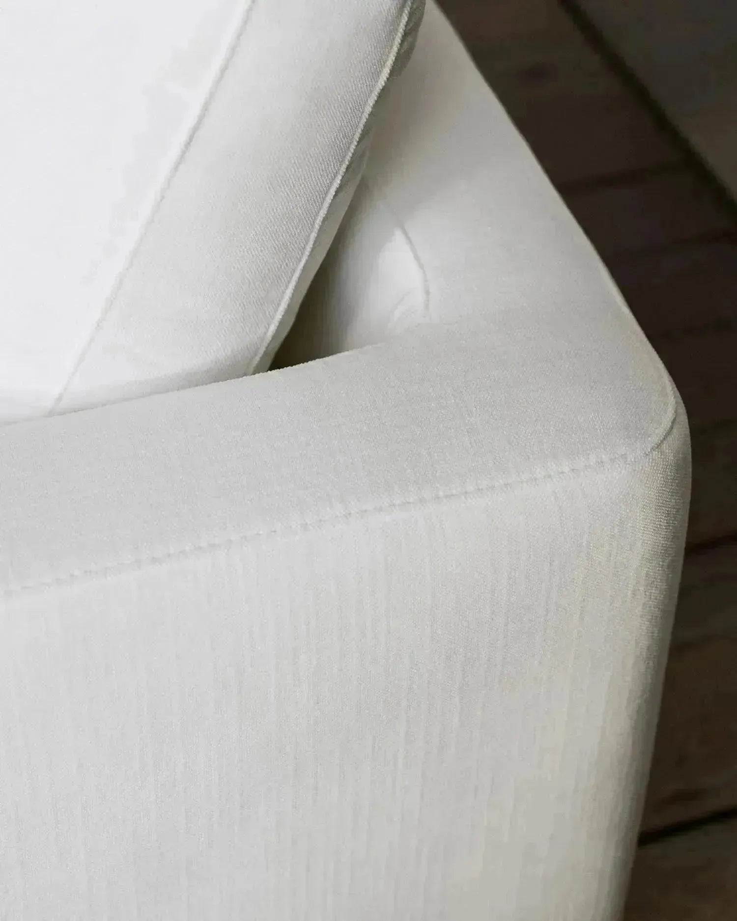 Das Gala 6-Sitzer-Sofa von Kave Home in Weiß bietet mit 390 cm Breite stilvollen Komfort für große Räume.