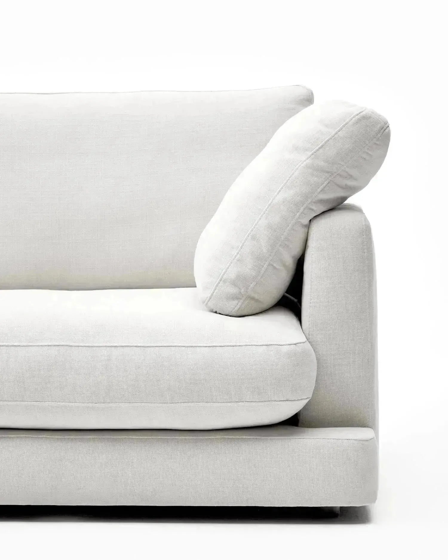 Das Gala 6-Sitzer-Sofa in Weiß von Kave Home, 390 cm breit, bietet modernes Design und großzügigen Sitzkomfort.