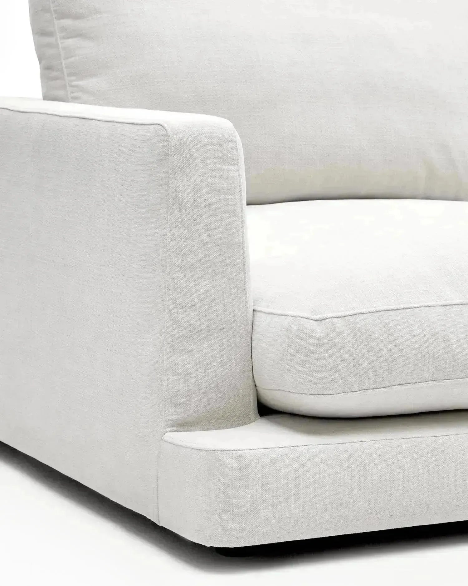 Das weiße Gala 6-Sitzer-Sofa von Kave Home, 390 cm breit, kombiniert stilvolles Design mit großzügigem Komfort.