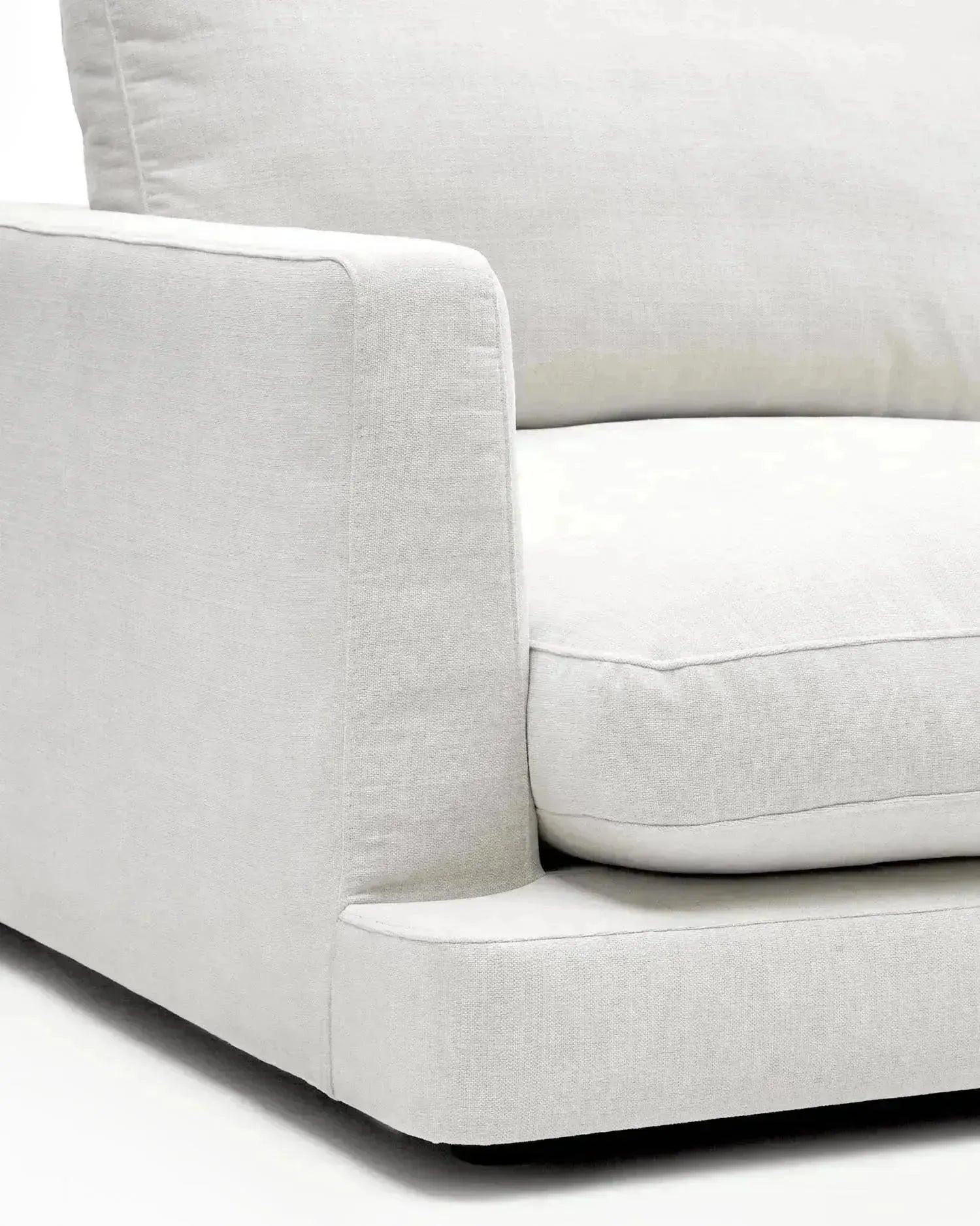 Das weiße Gala 6-Sitzer-Sofa von Kave Home, 390 cm breit, kombiniert stilvolles Design mit großzügigem Komfort.